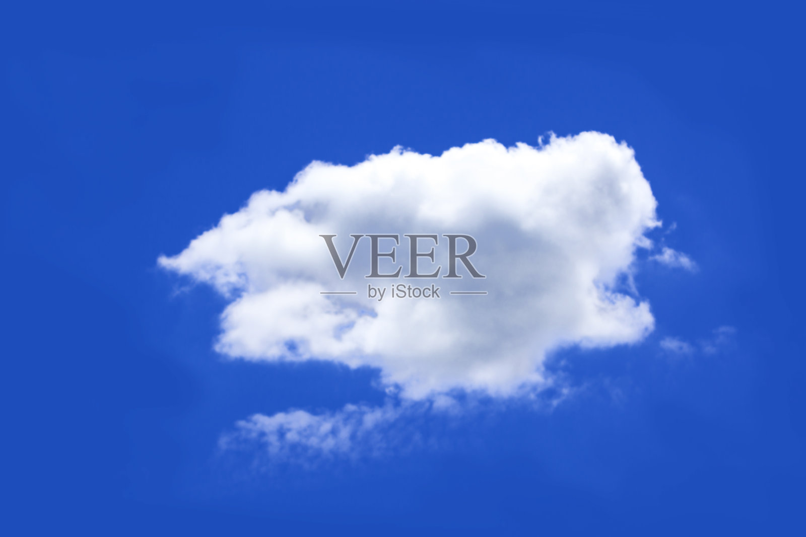 云孤立在蓝屏上。照片摄影图片