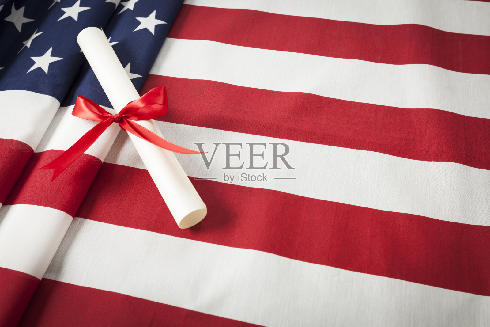 丝带包装的文凭在美国国旗上与复制空间照片摄影图片