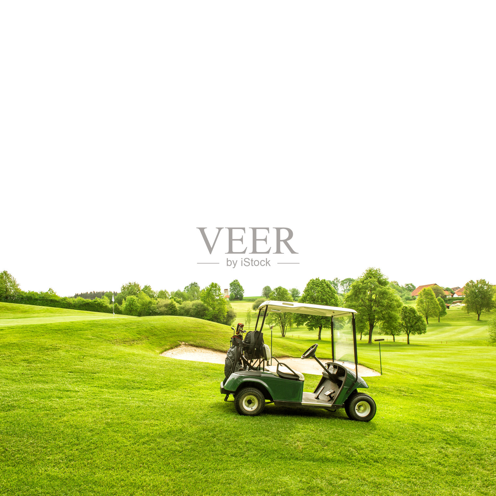 高尔夫球场的风景和一辆车越过白色。春天的领域照片摄影图片