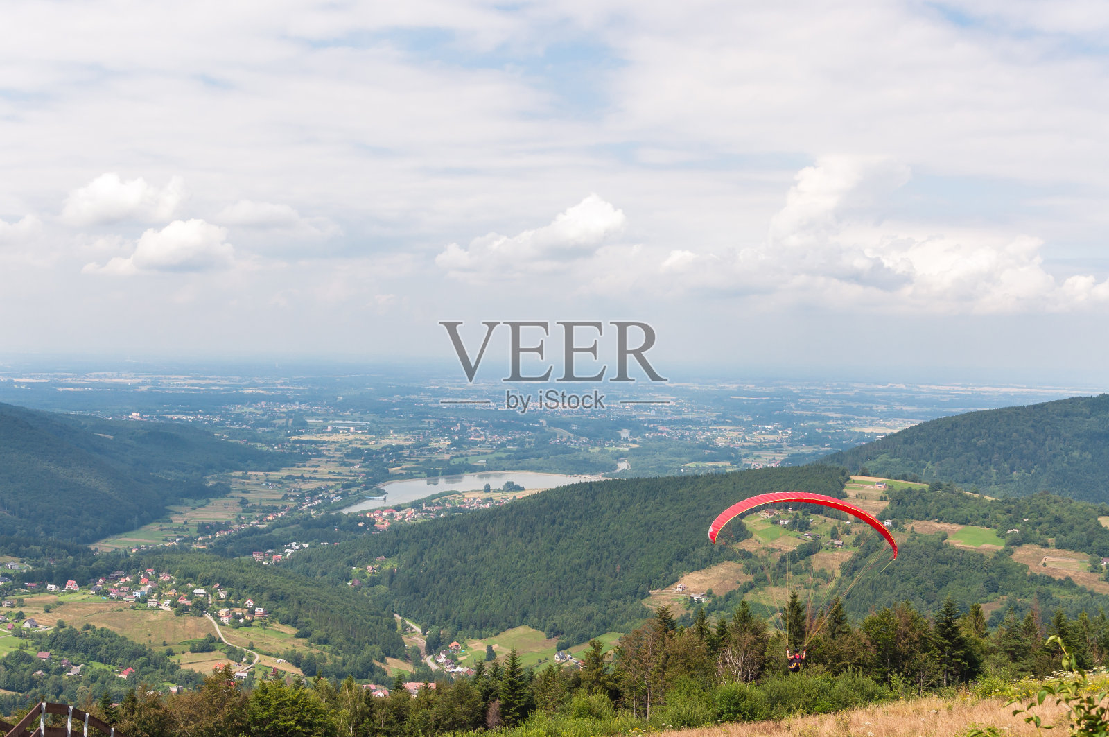 小贝斯基山的滑翔伞照片摄影图片