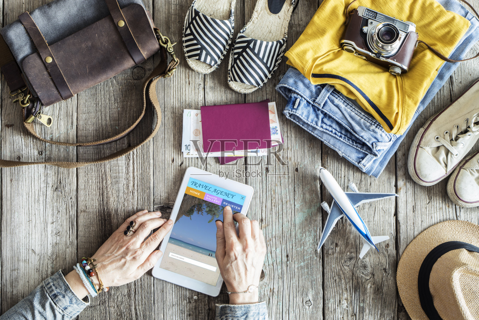 木制桌子上的旅行概念照片摄影图片