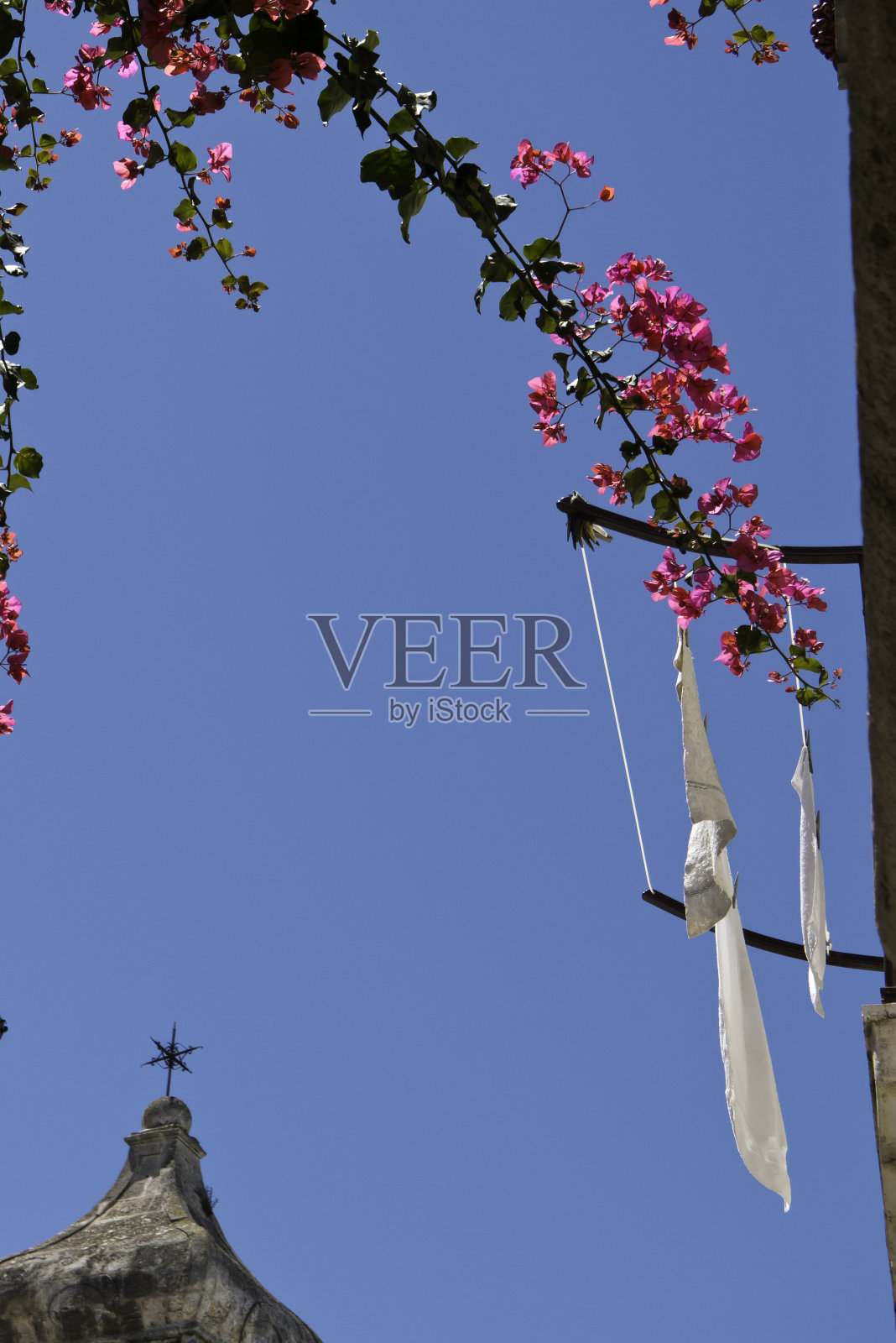 天空越来越蓝。照片摄影图片