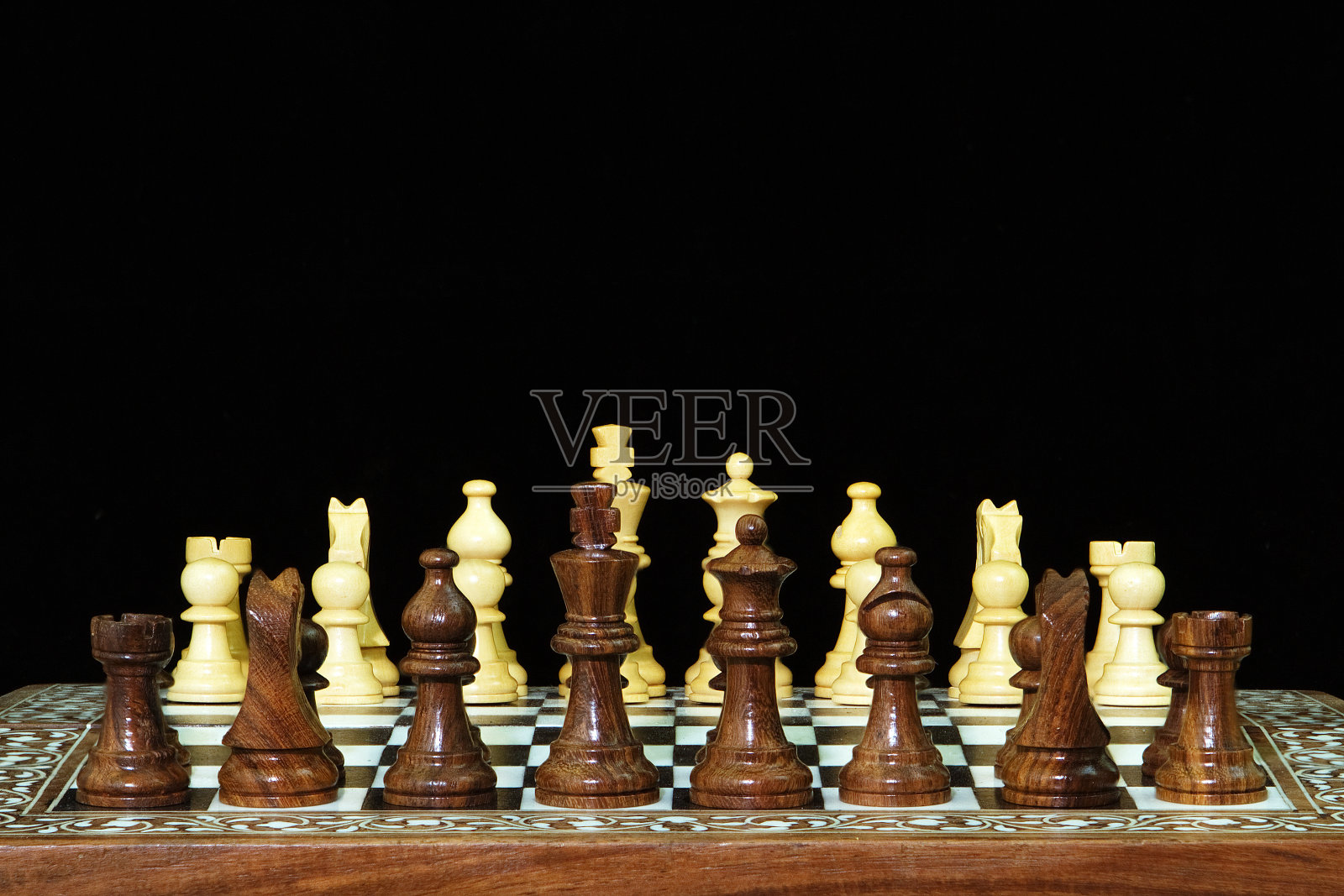 黑色背景上的国际象棋棋子和棋盘照片摄影图片