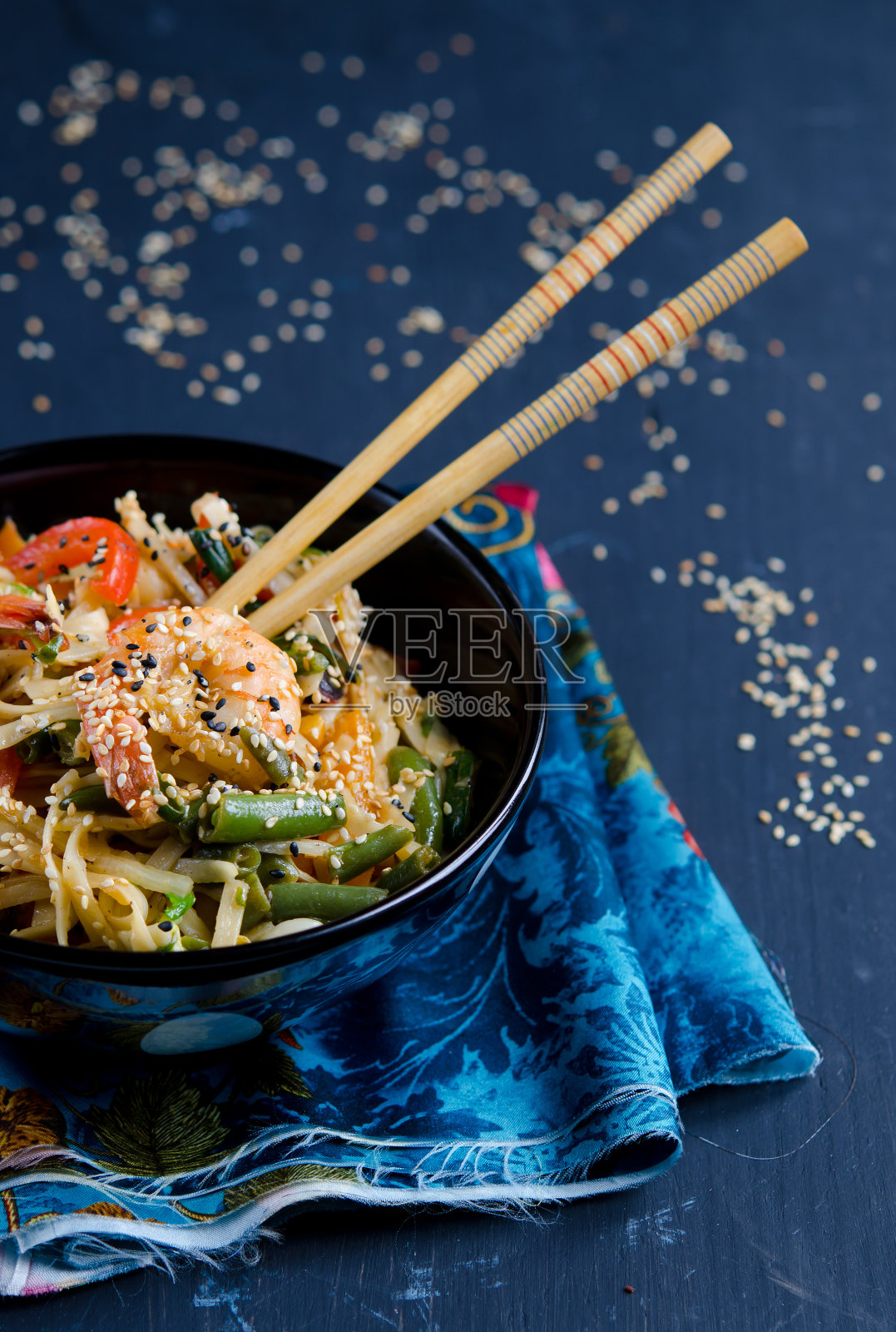 蔬菜虾面条照片摄影图片