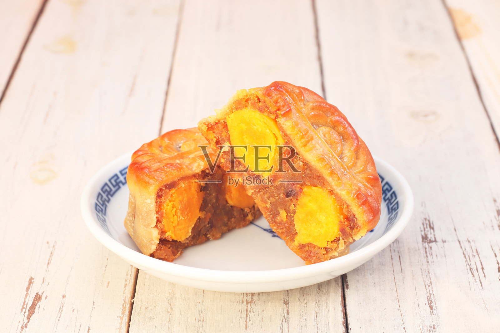 XO酱蛋黄月饼照片摄影图片