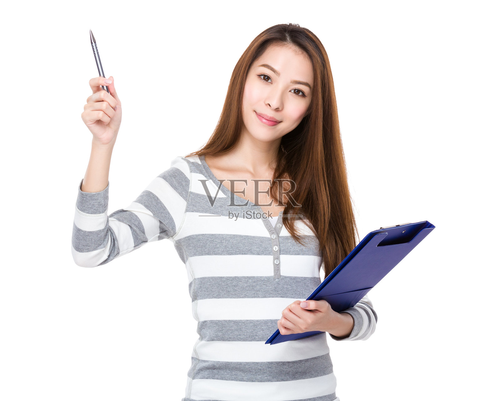 拿着写字板，用笔指着的女人照片摄影图片