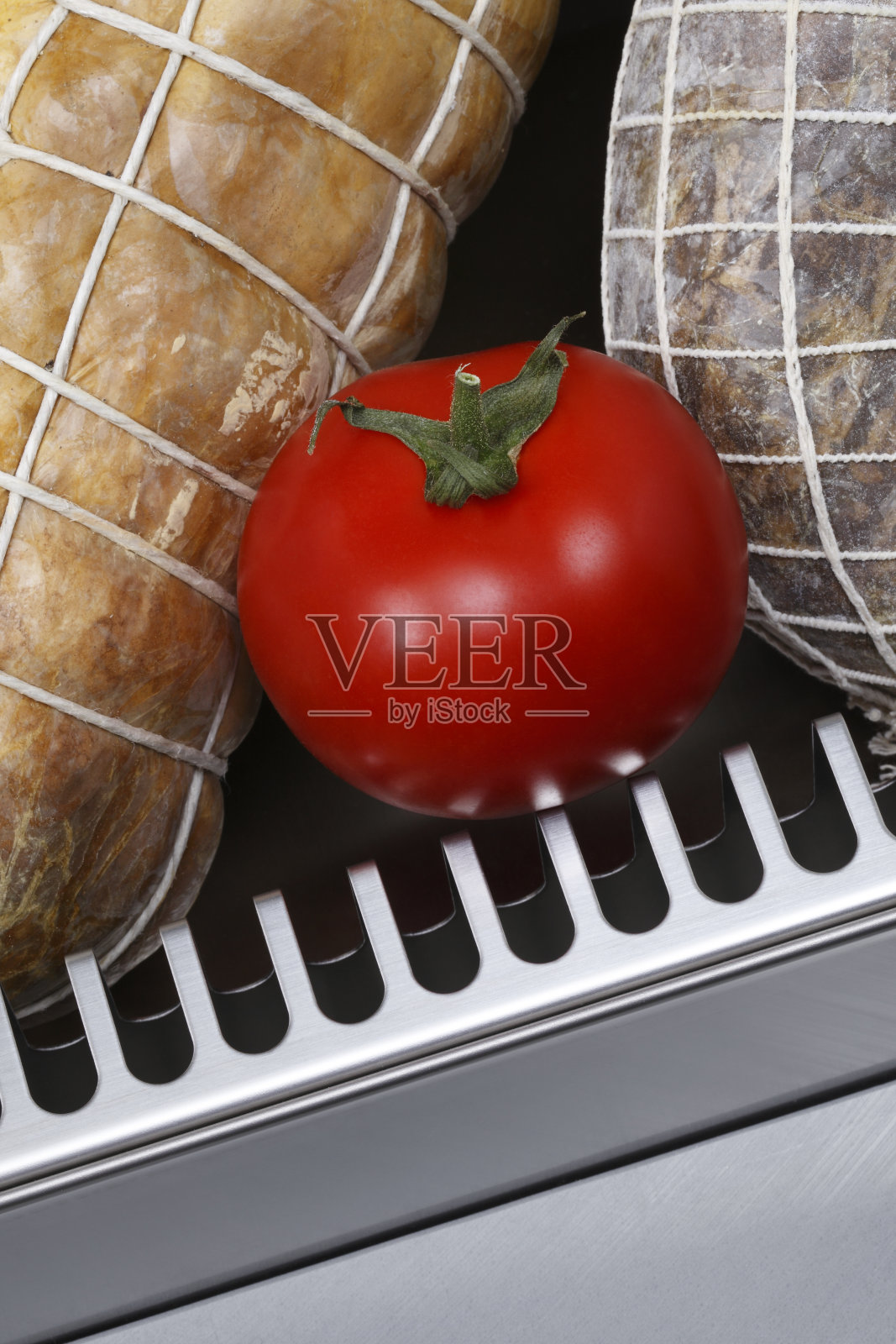 意大利腊肠，香肠和西红柿照片摄影图片