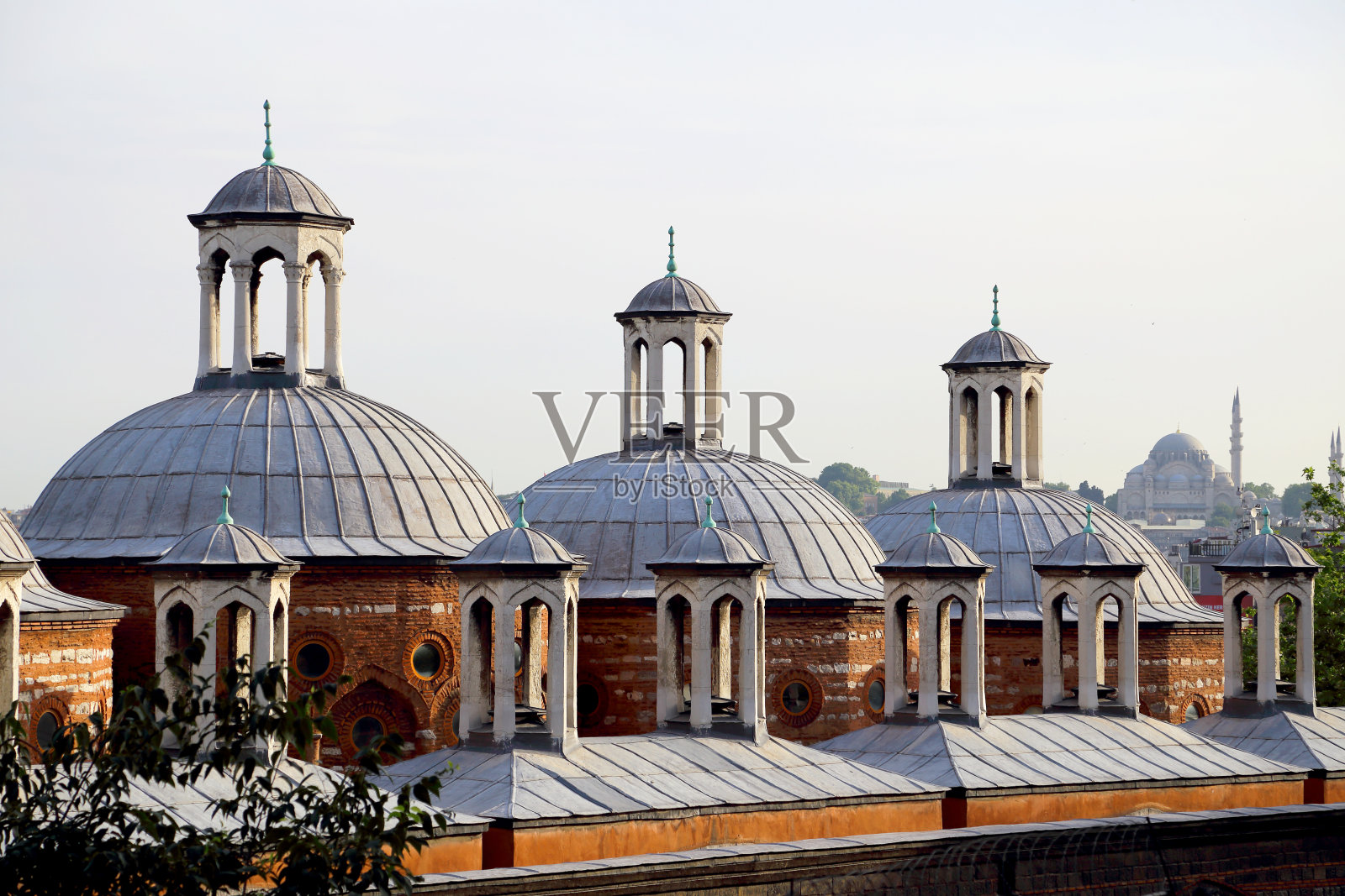 历史建筑Tophane-i Amire屋顶，卡拉科伊，土耳其伊斯坦布尔。June2014照片摄影图片