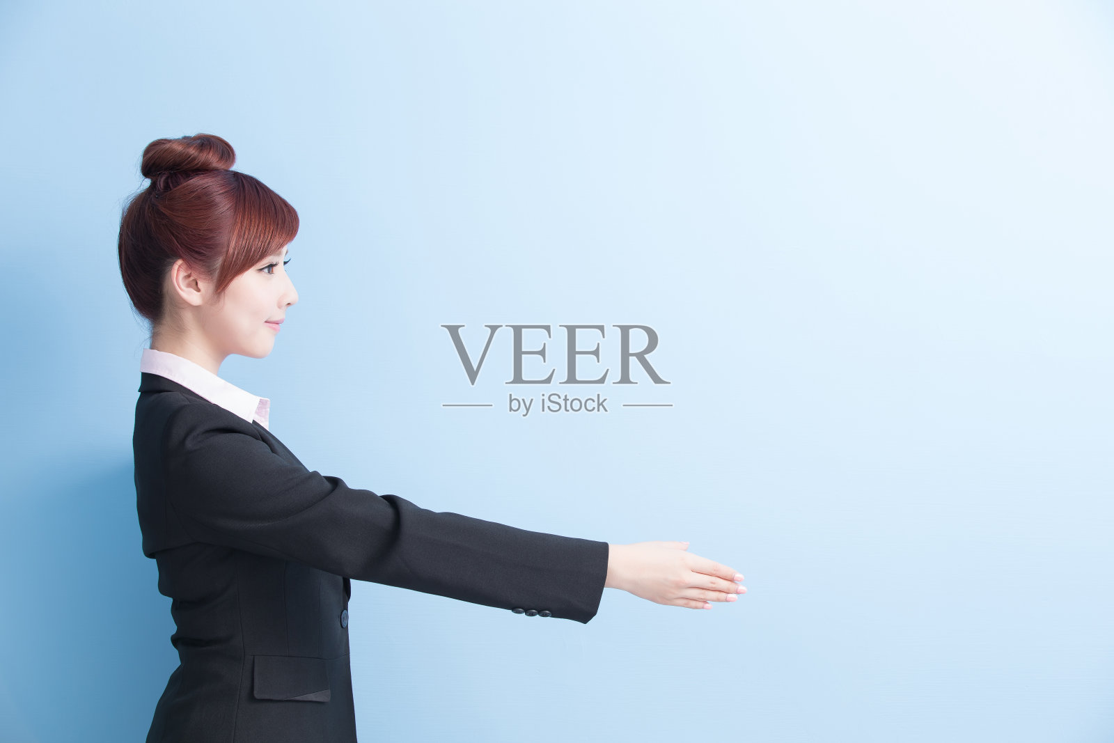 女商人向你微笑照片摄影图片