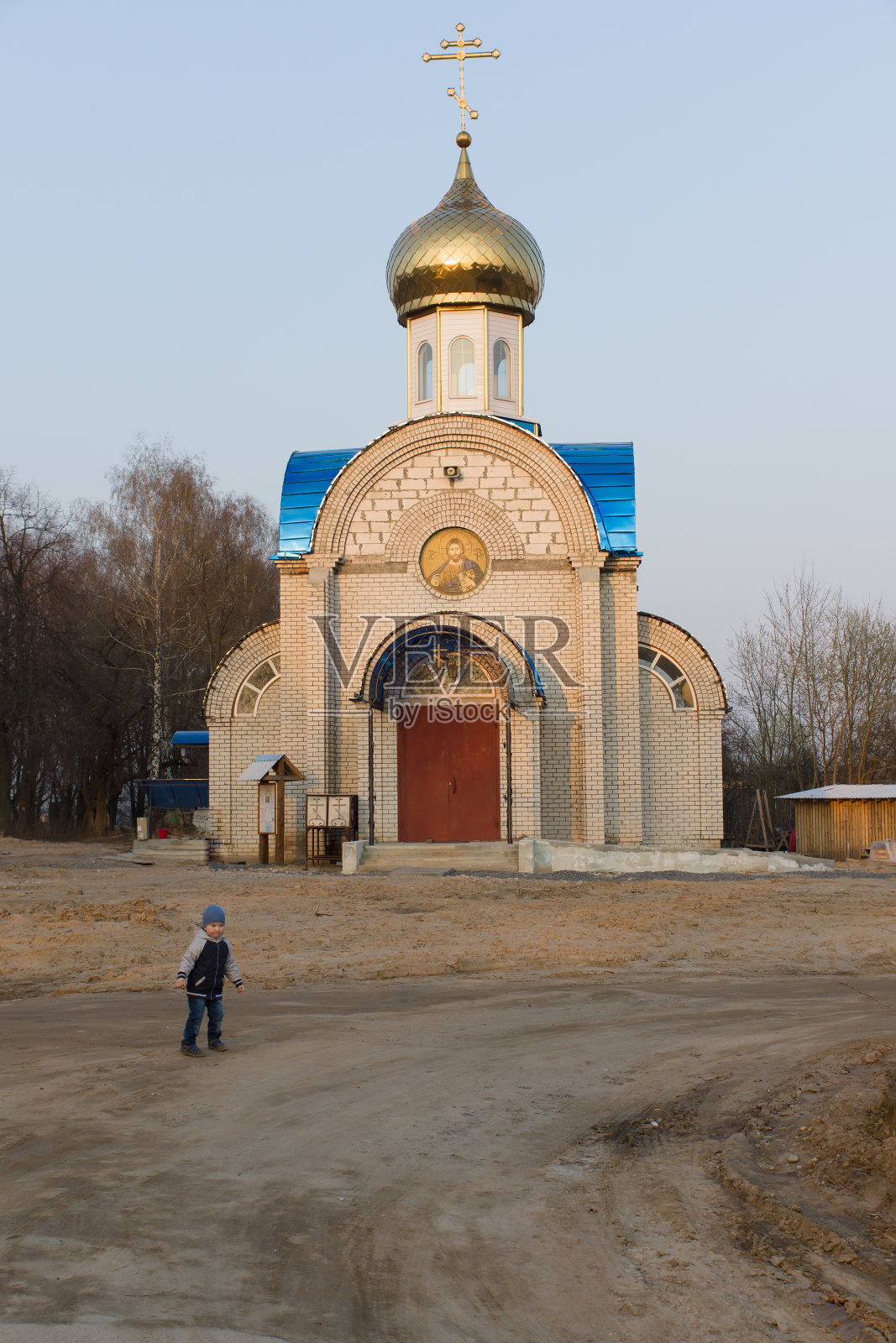 男孩和教堂照片摄影图片