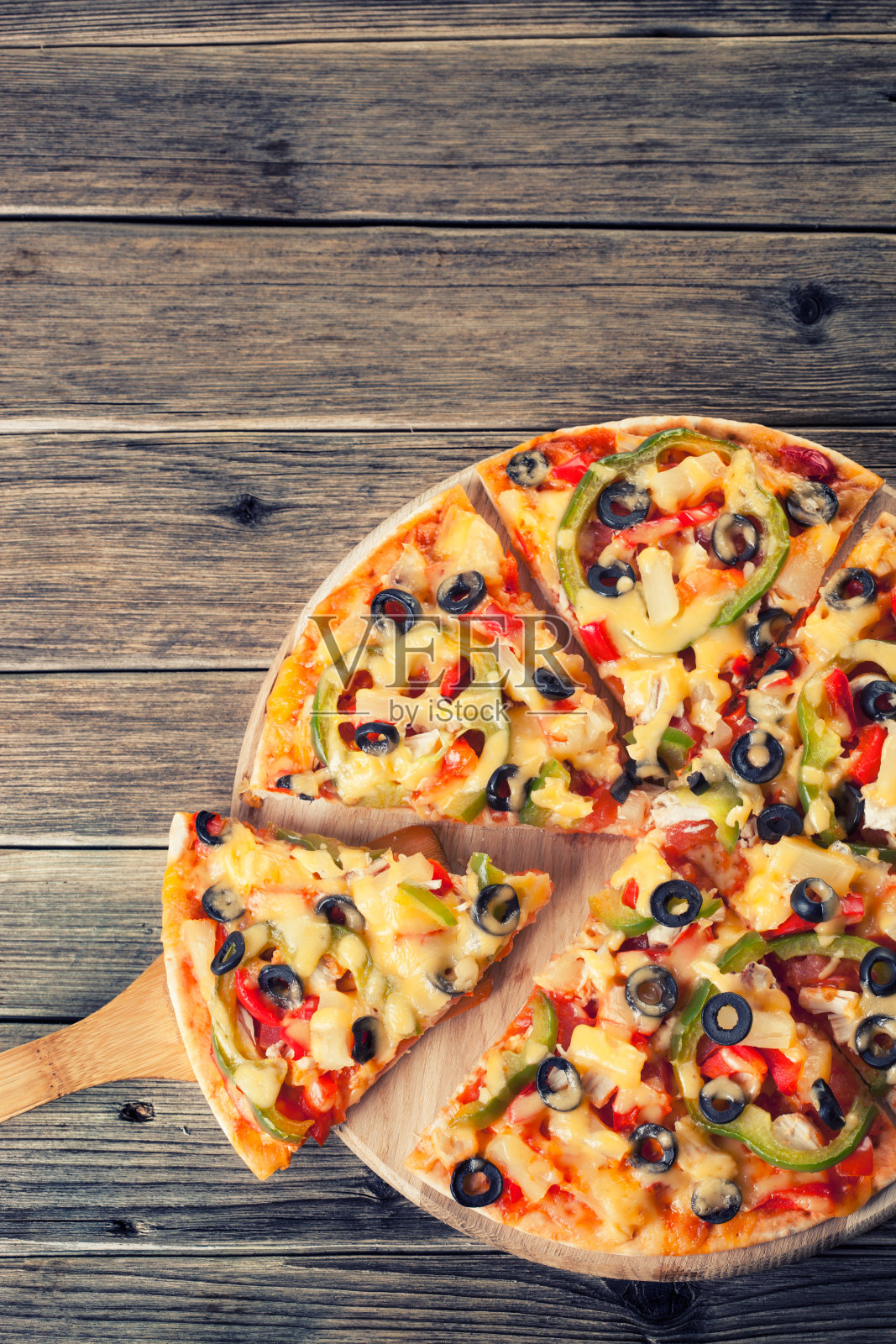 木桌上摆着美味的意大利披萨照片摄影图片