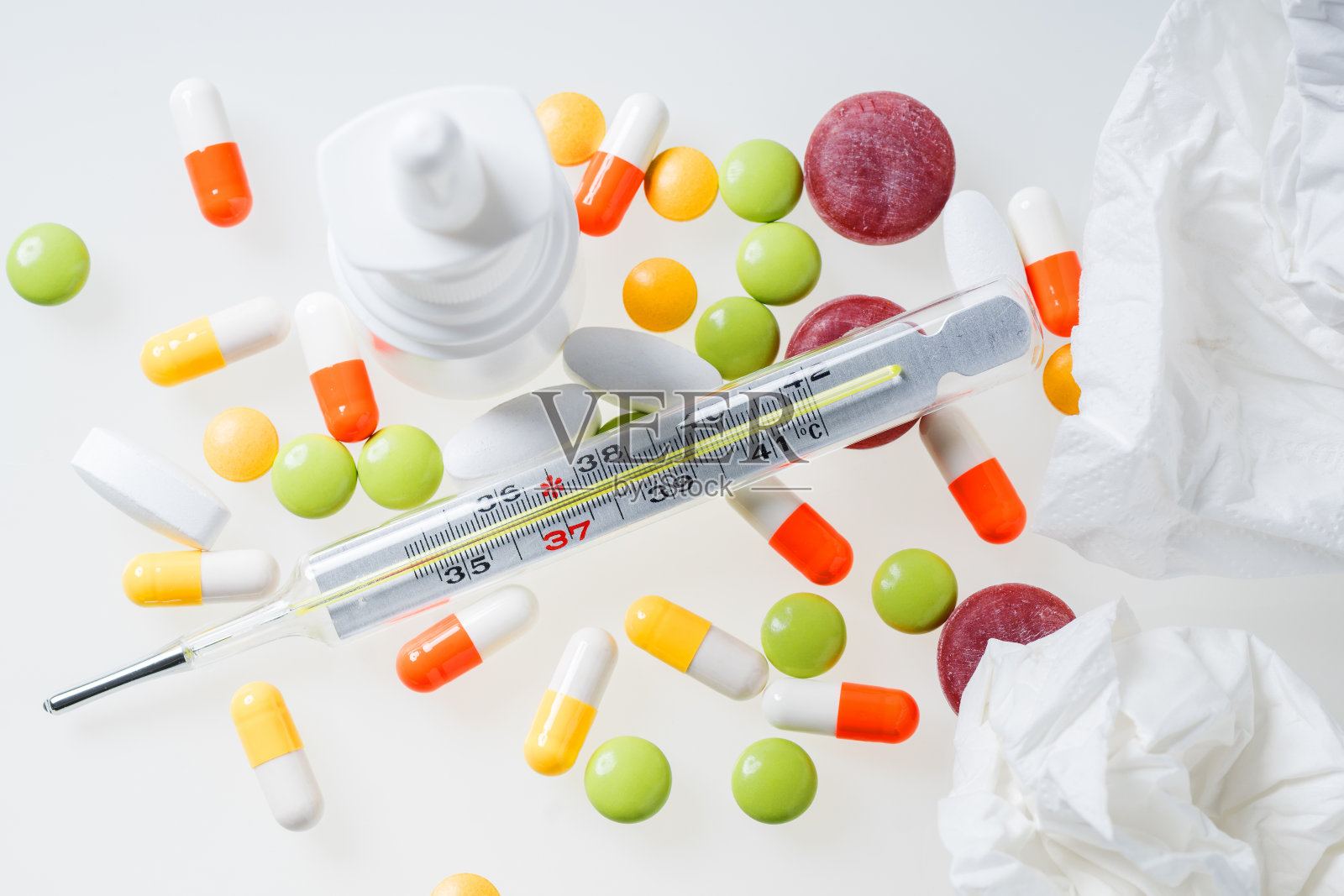 体温计，药片，鼻喷雾剂，纸巾上的白色。感冒和流感的概念照片摄影图片