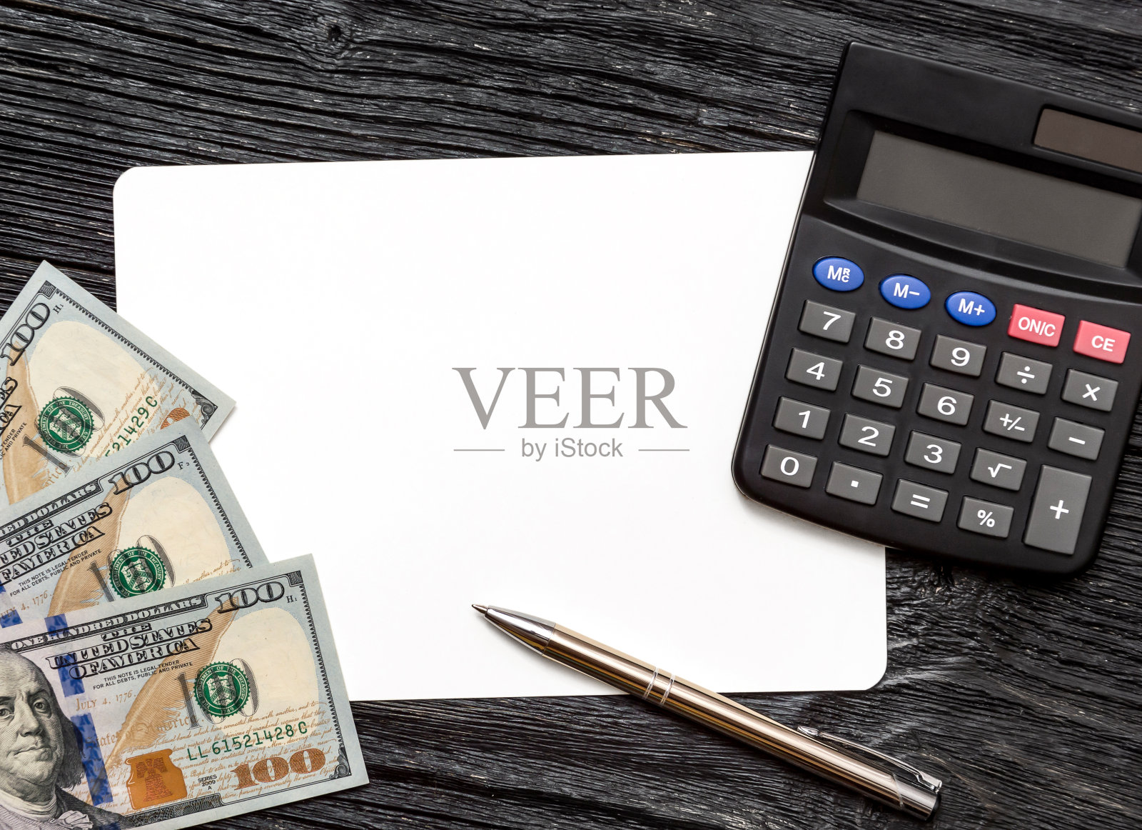 空纸上的美元和计算器照片摄影图片