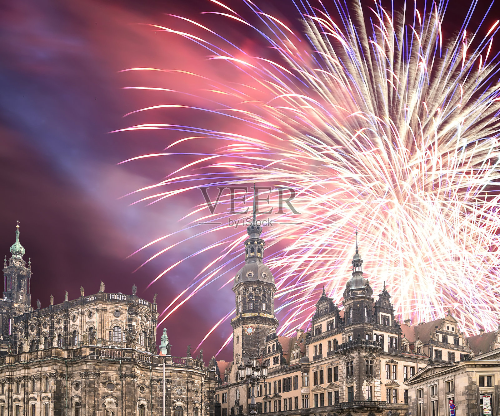 德国萨克森德累斯顿的巴洛克教堂的圣三一大教堂和假日烟花照片摄影图片