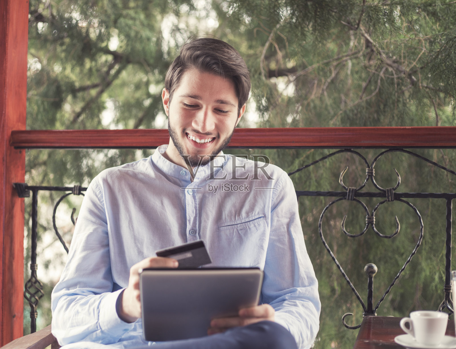 年轻人喝咖啡照片摄影图片