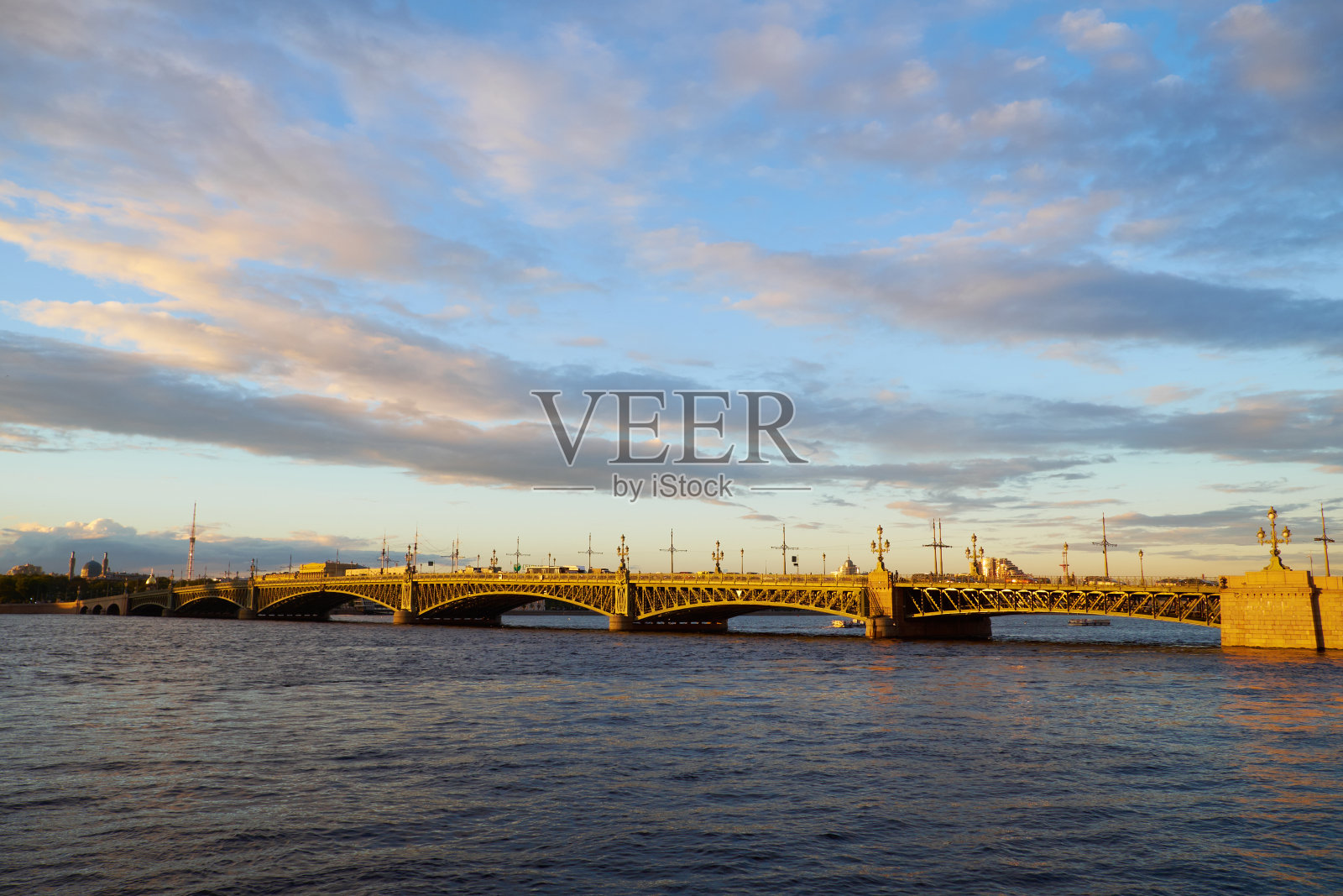 圣彼得堡日落时分的特罗伊茨基桥照片摄影图片