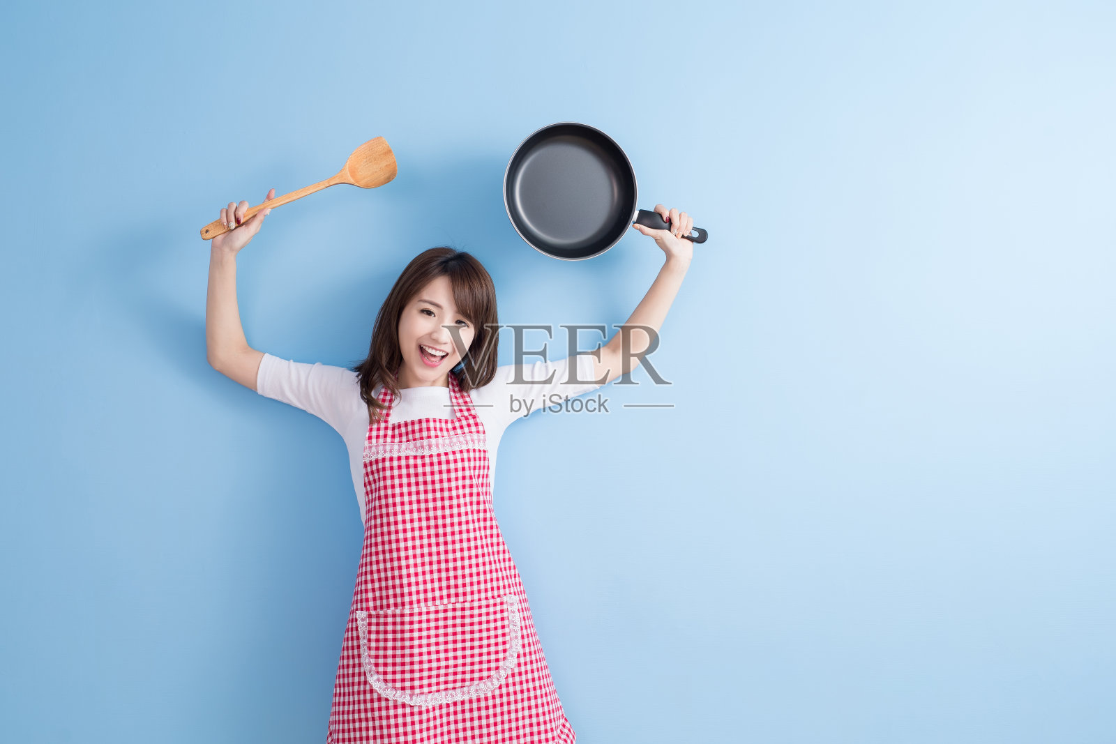 家庭主妇拿着锅和勺子照片摄影图片