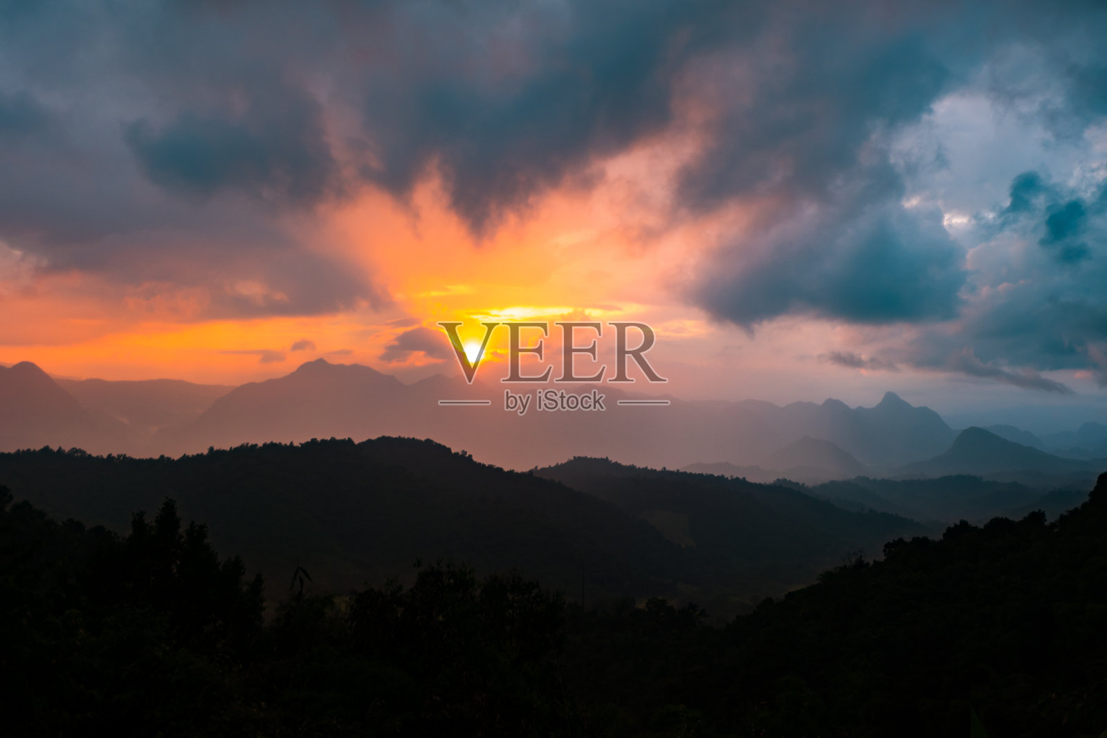 雨落在山上。照片摄影图片