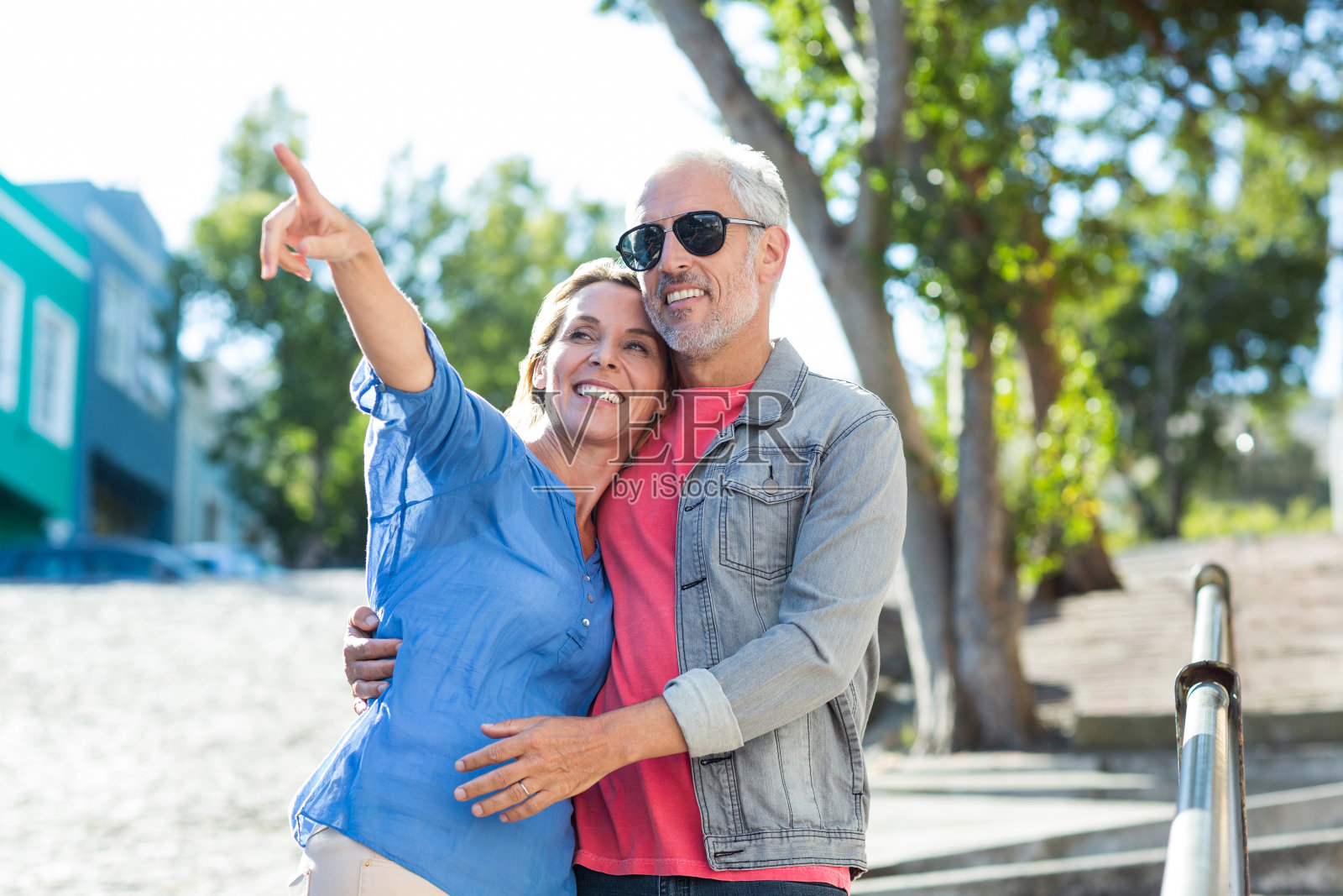 成熟的男人和女人在城市的人行道上照片摄影图片