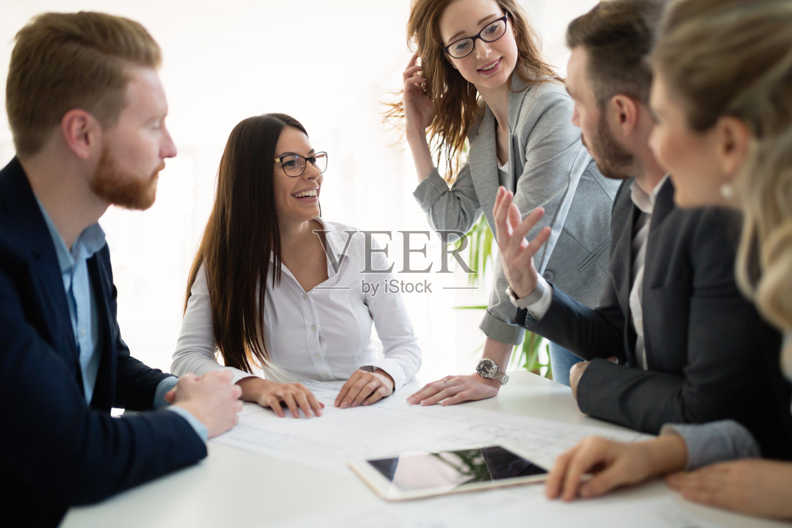 一组业务人员在办公室合作项目照片摄影图片