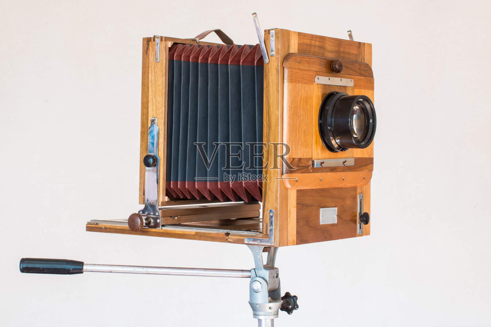 木头和金属的老式大相机靠近白色的背景照片摄影图片