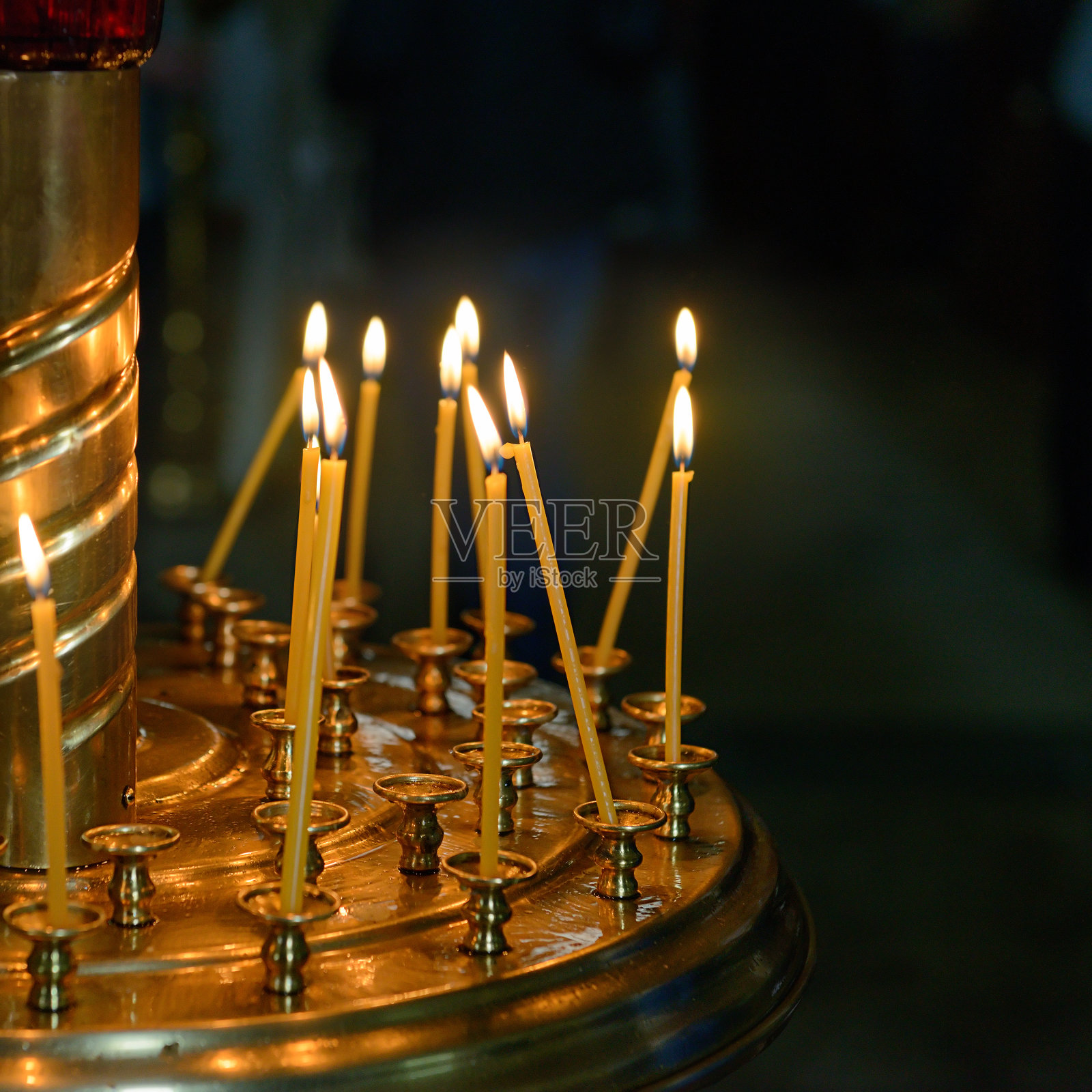 在基督教教堂里燃烧蜡烛照片摄影图片