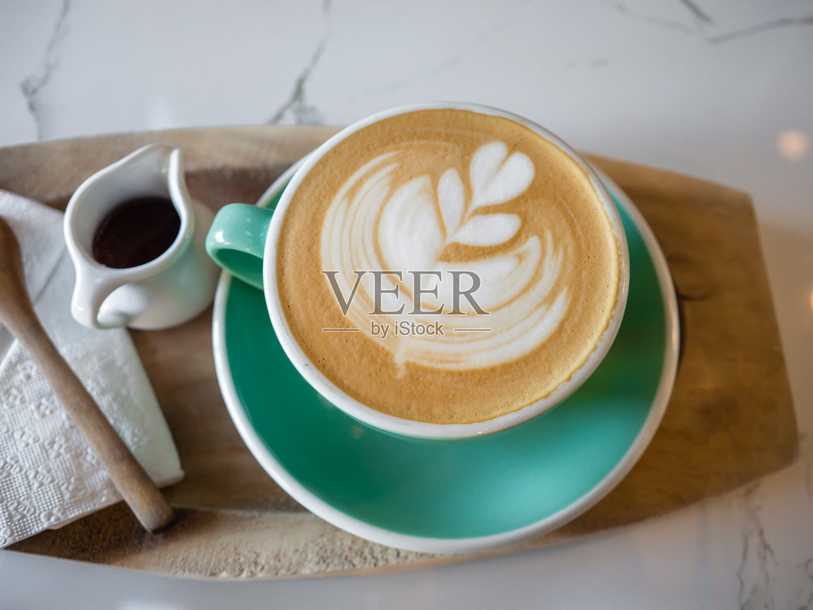 咖啡馆桌上的一杯咖啡照片摄影图片