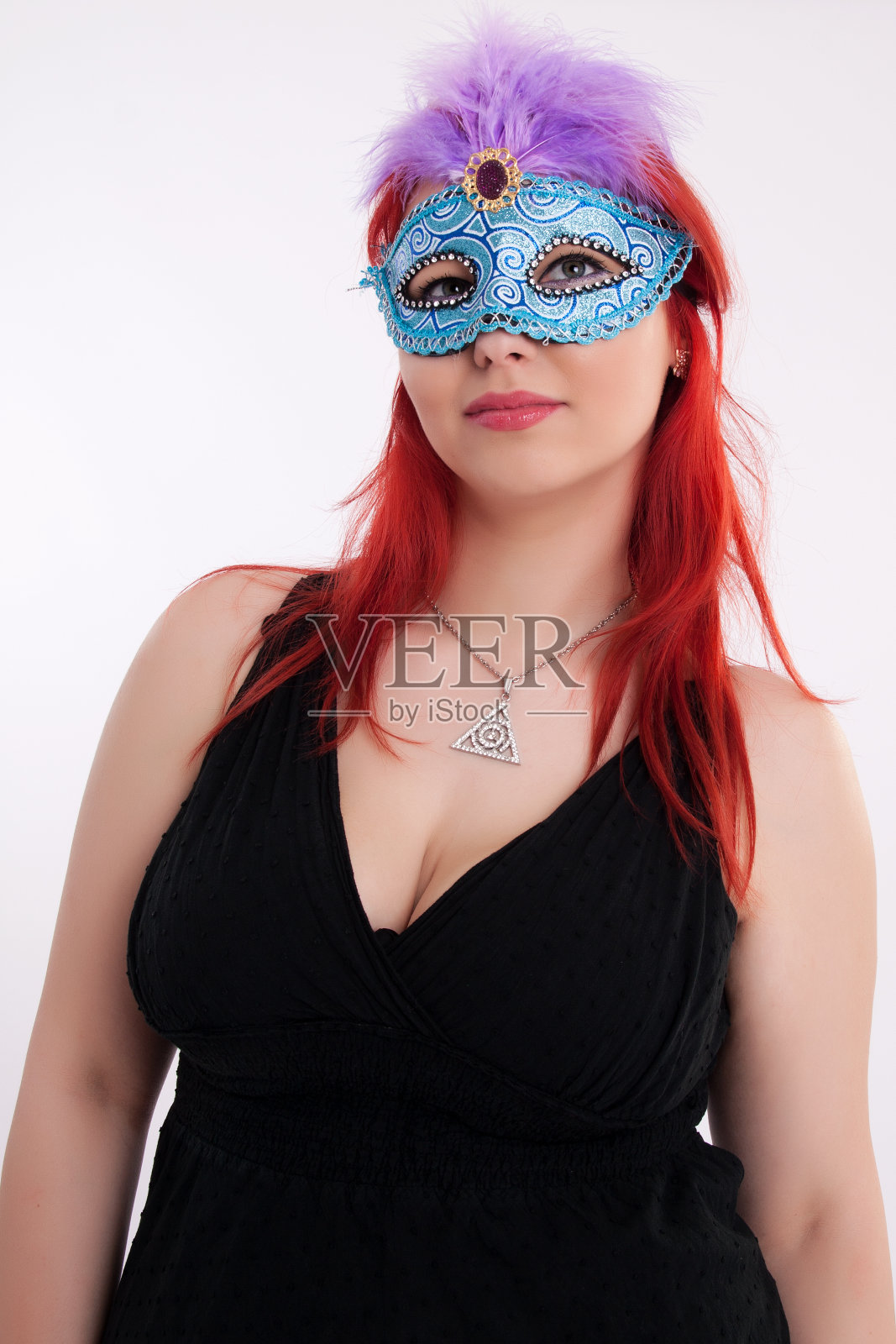 年轻丰满的红头发女人戴着面具照片摄影图片