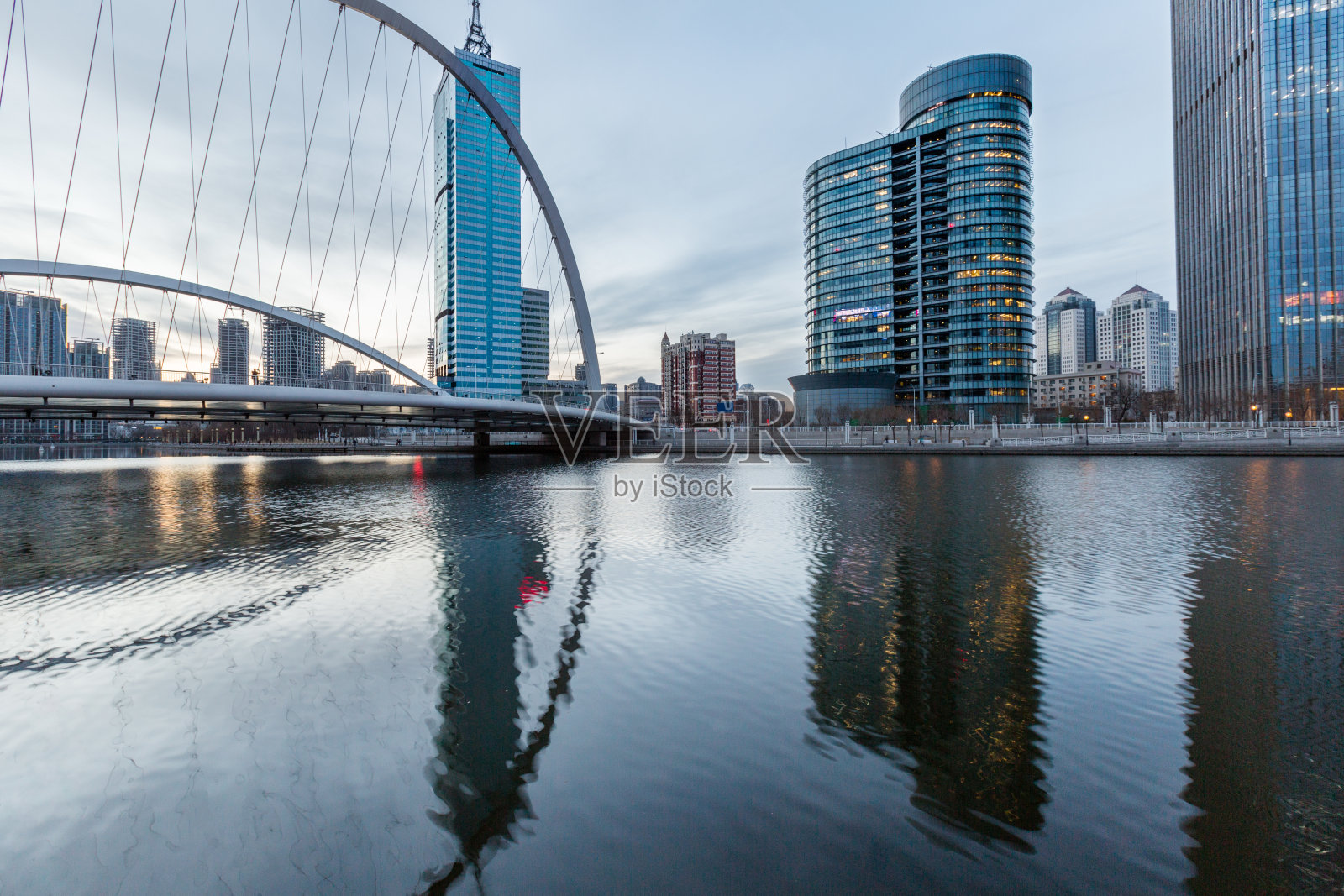 河流和天空下的现代建筑照片摄影图片