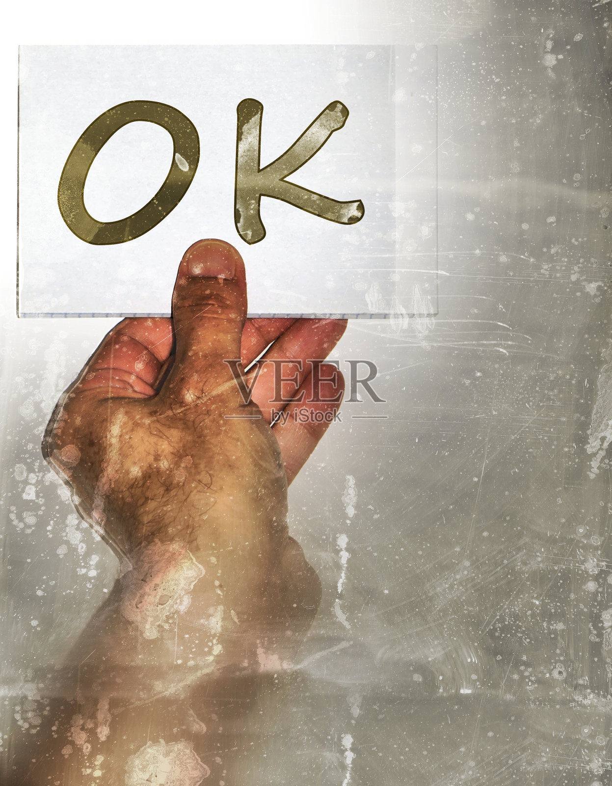 男手举着牌子和字OK。照片摄影图片