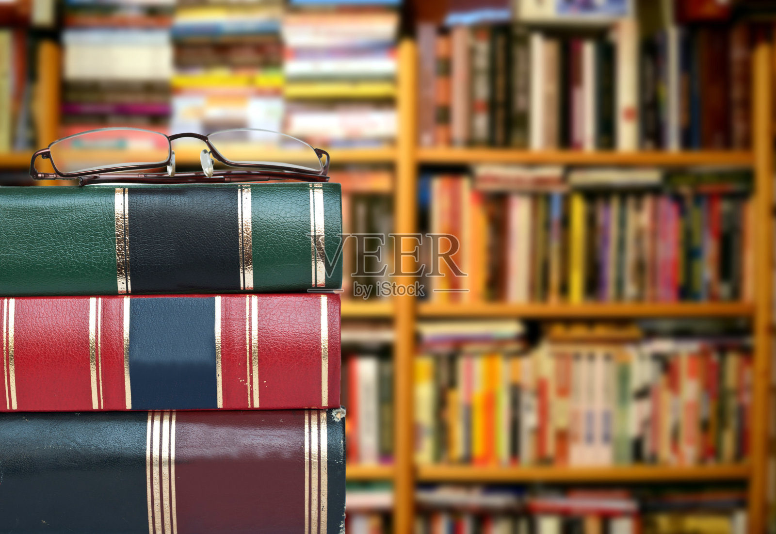 图书馆概念-书架上的书籍和眼镜照片摄影图片