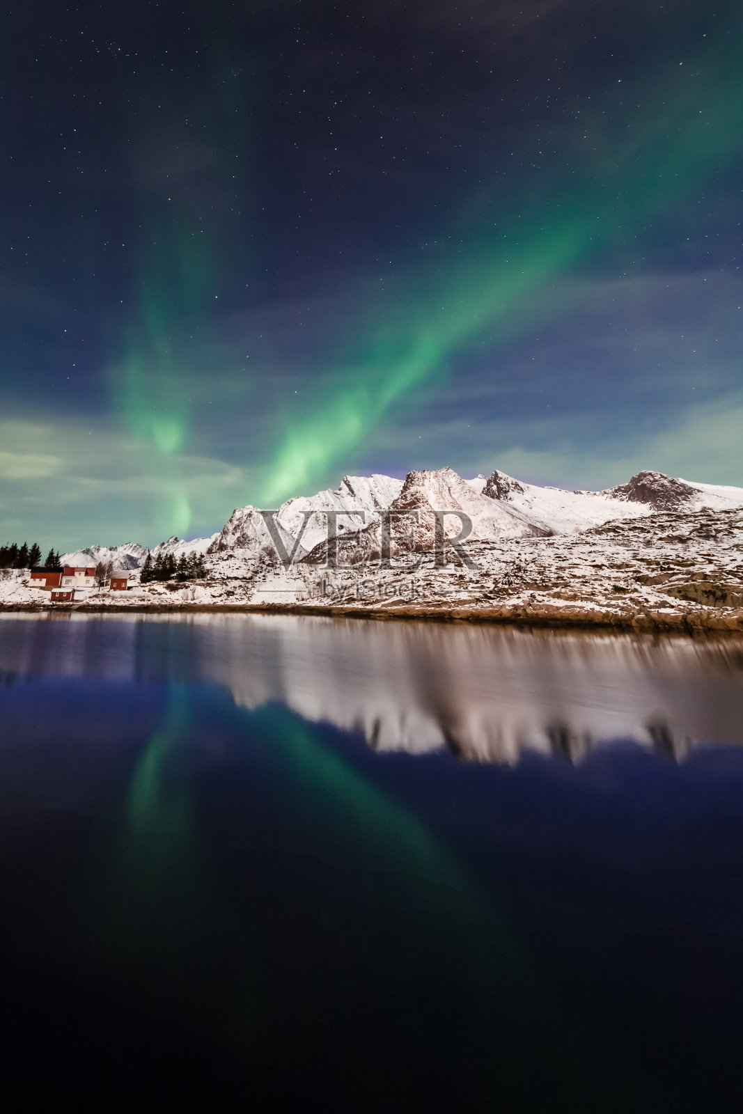 罗浮敦群岛上的北极光照片摄影图片