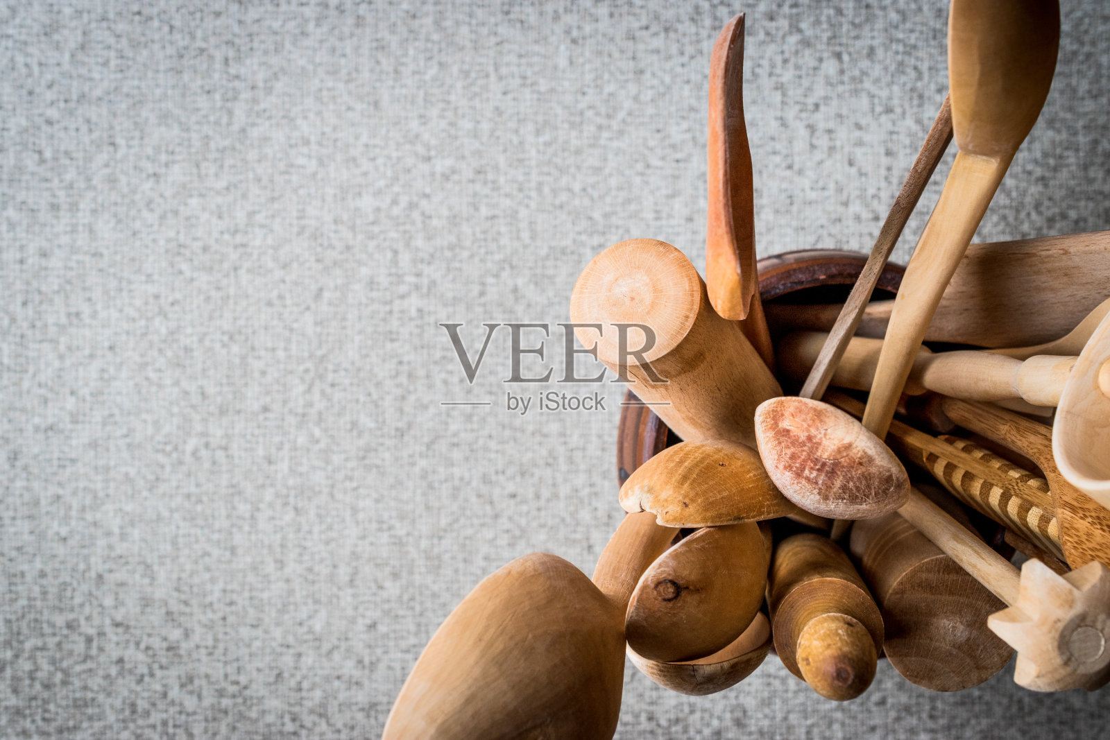 一堆木制厨房用具。副本的空间。照片摄影图片