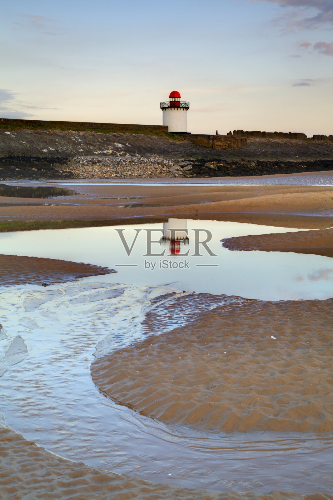 黄昏时分的伯里港灯塔照片摄影图片