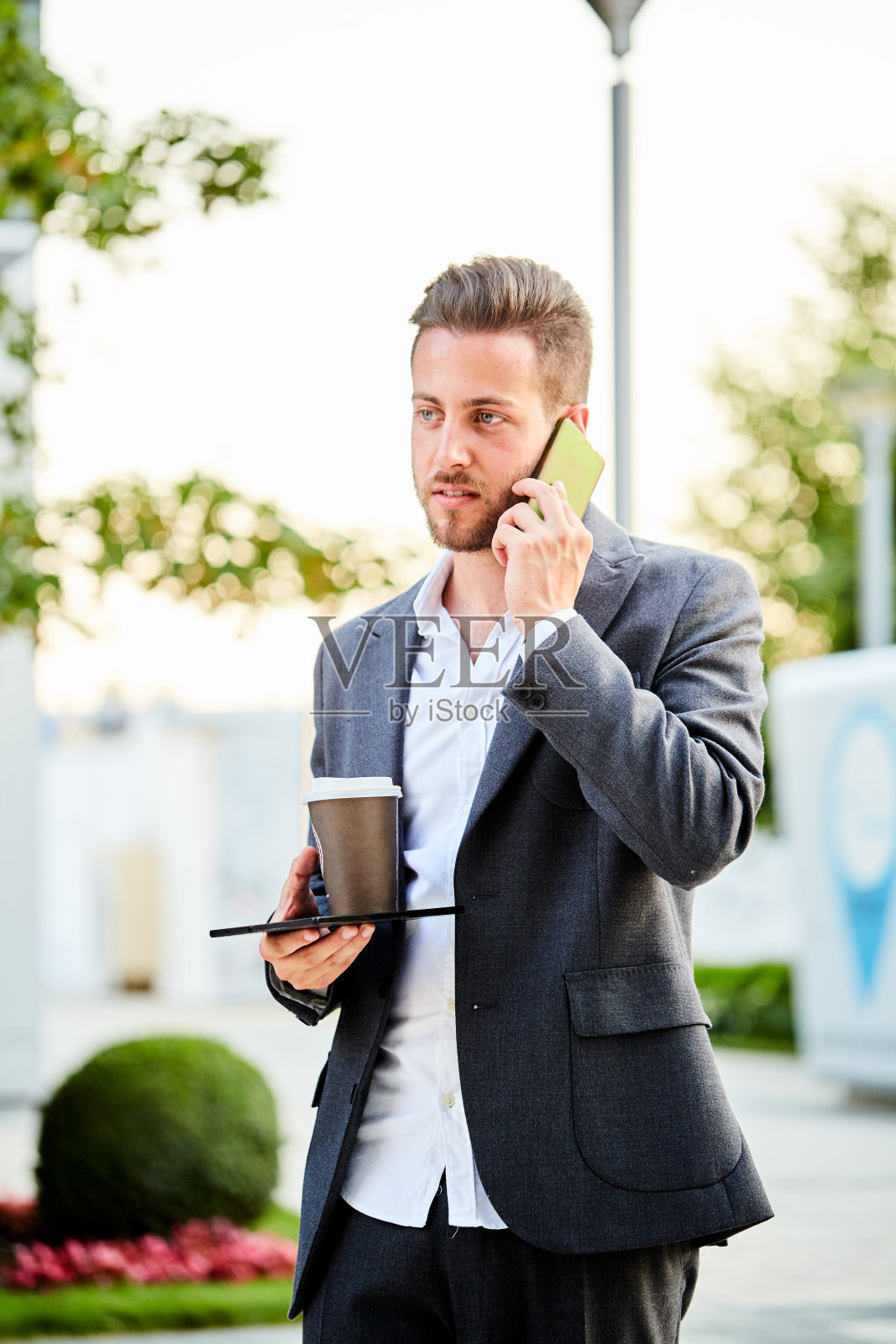 商人用手机交谈照片摄影图片