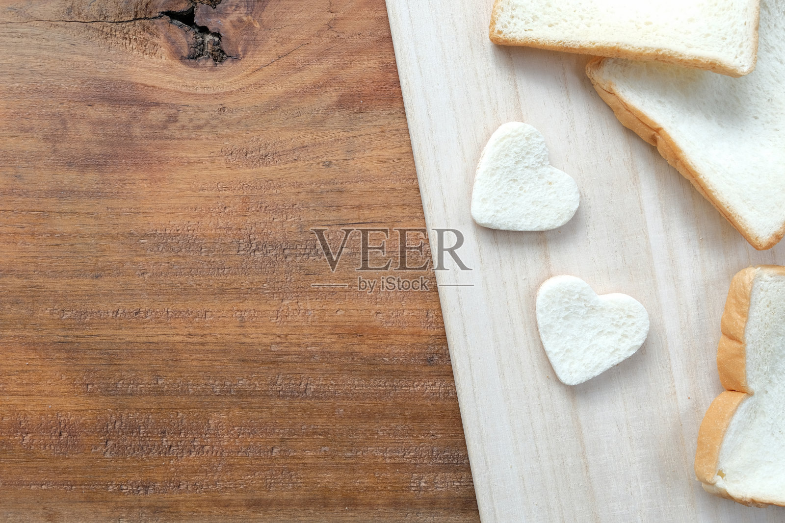 在木桌上切成心形的面包照片摄影图片