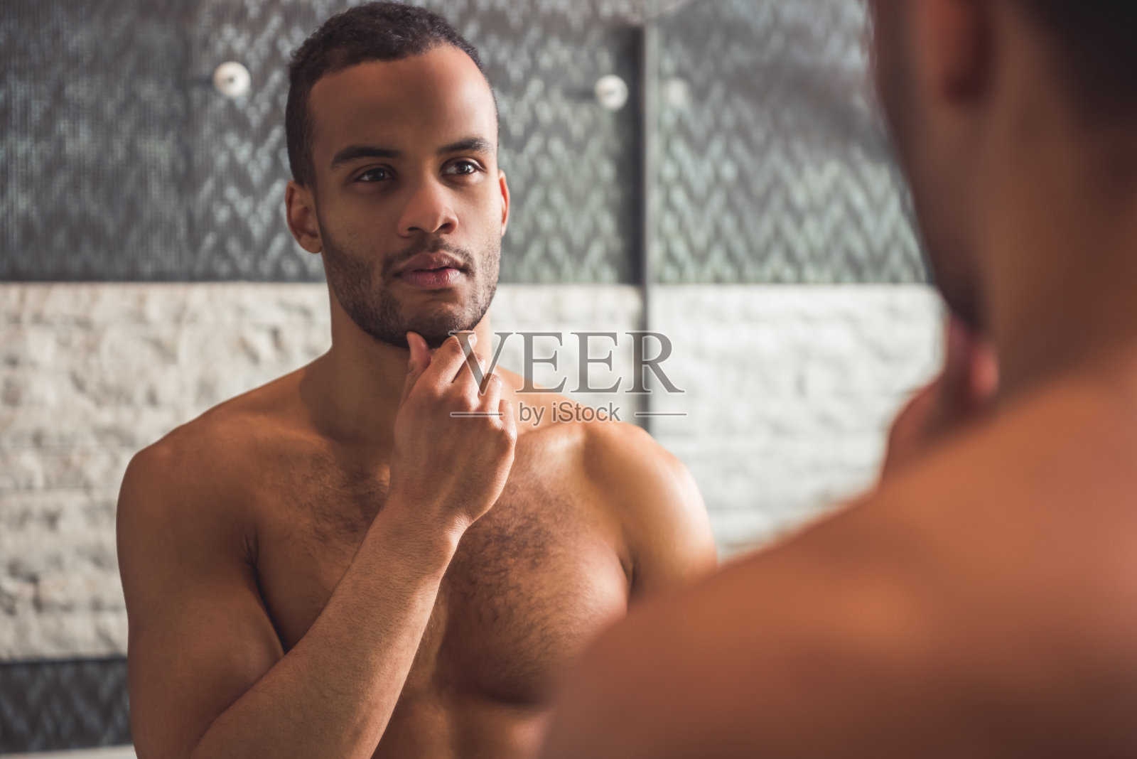 非裔美国人在浴室里照片摄影图片