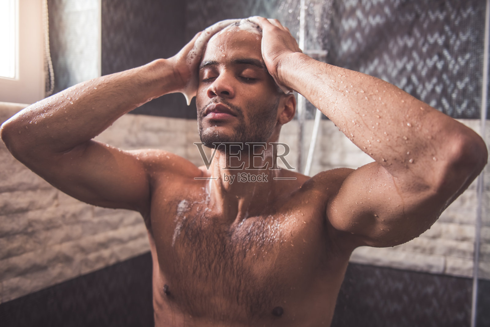 洗澡的美国黑人照片摄影图片