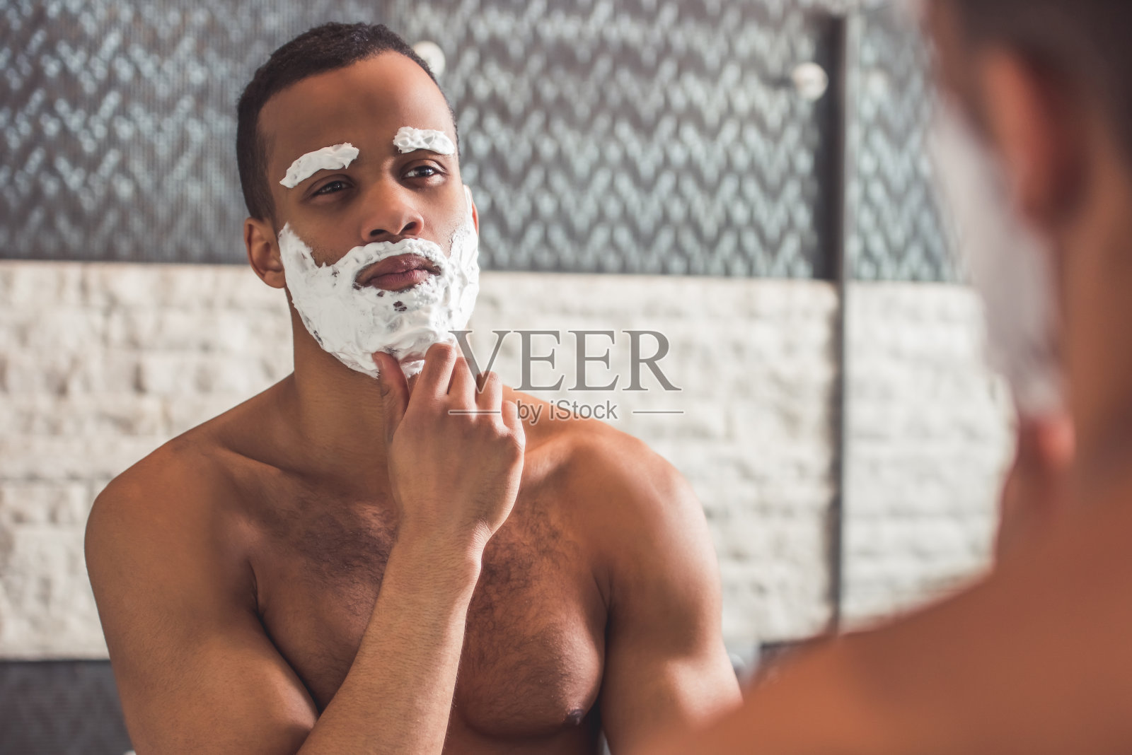 非裔美国人在浴室里照片摄影图片