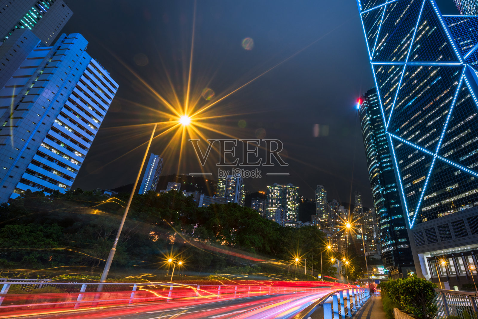 具有城市景观的城市交通道路照片摄影图片