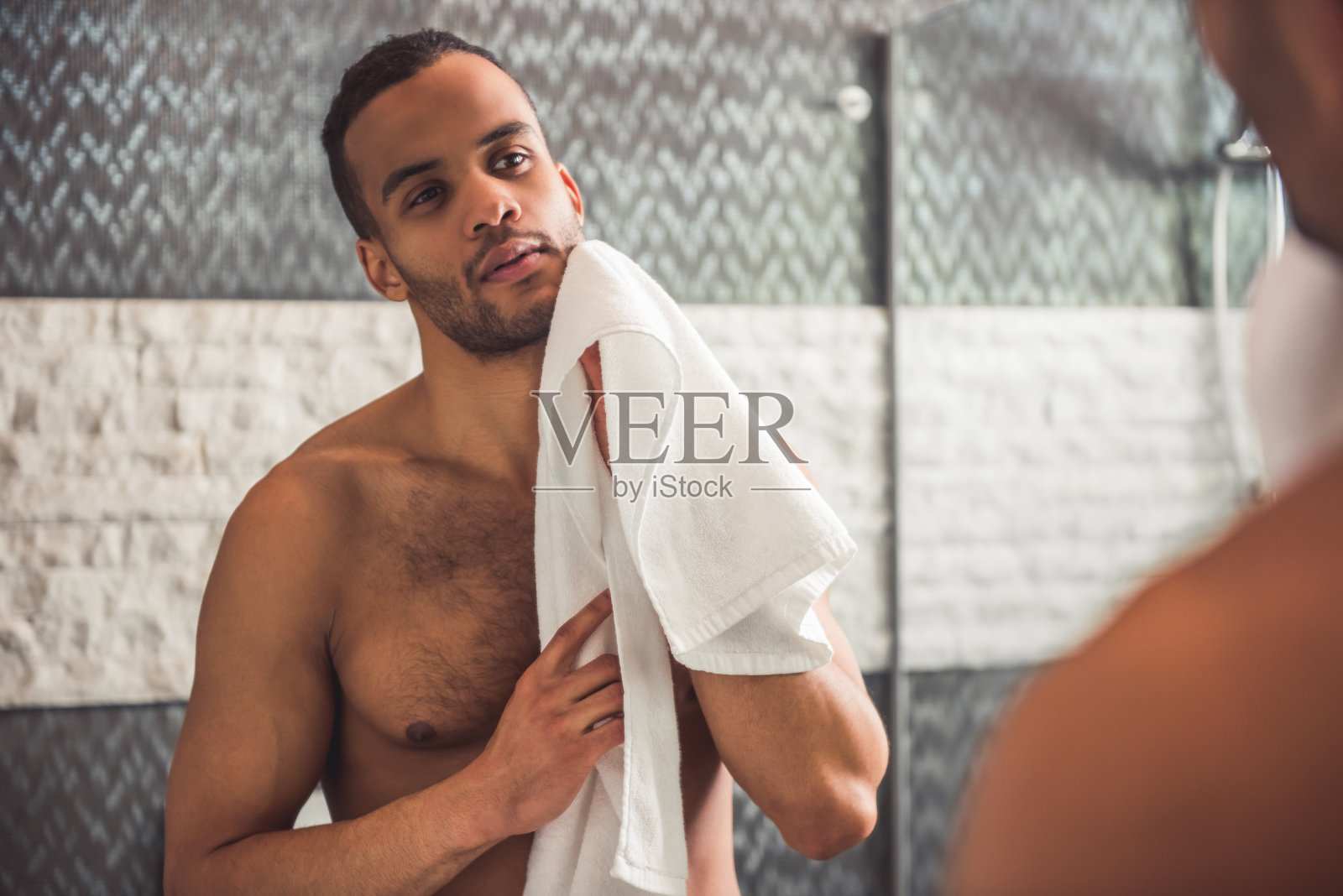 非裔美国人在浴室里照片摄影图片