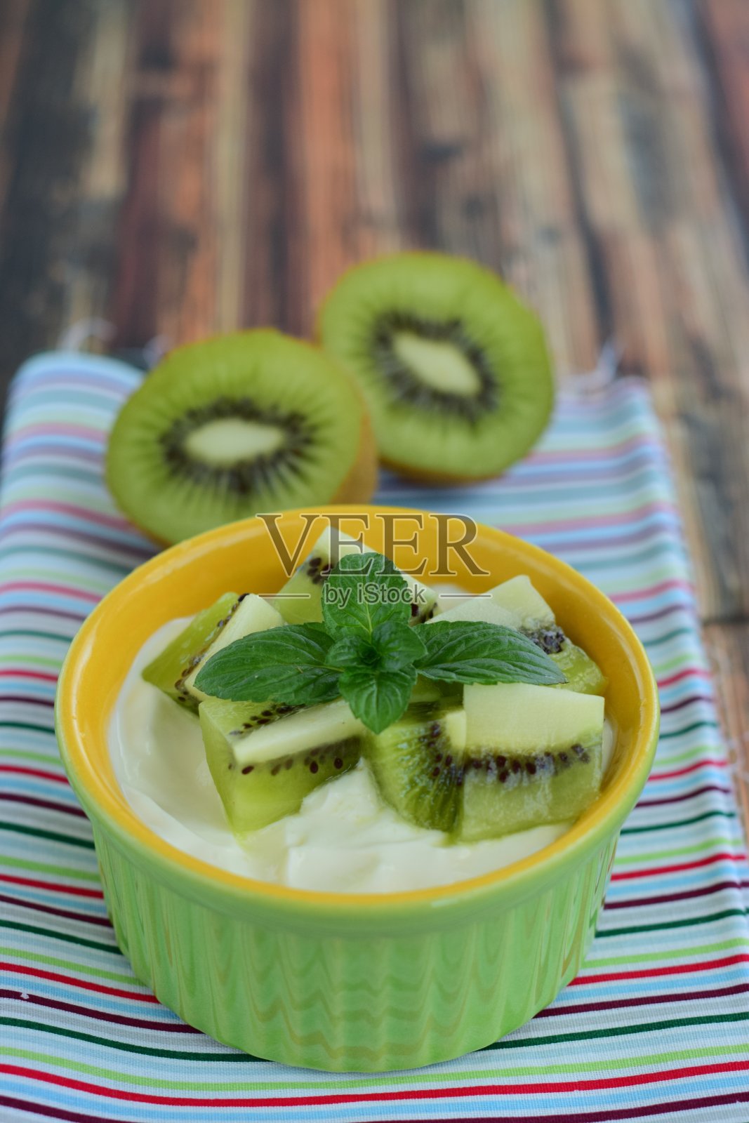 酸奶和猕猴桃照片摄影图片