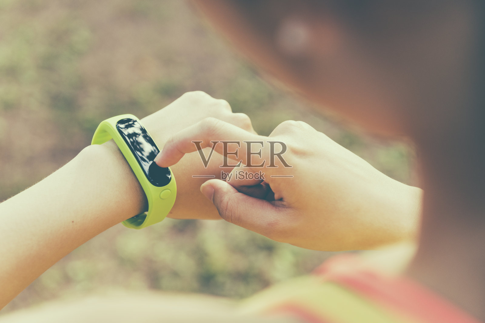 年轻女子跑步和触摸戴智能手表照片摄影图片