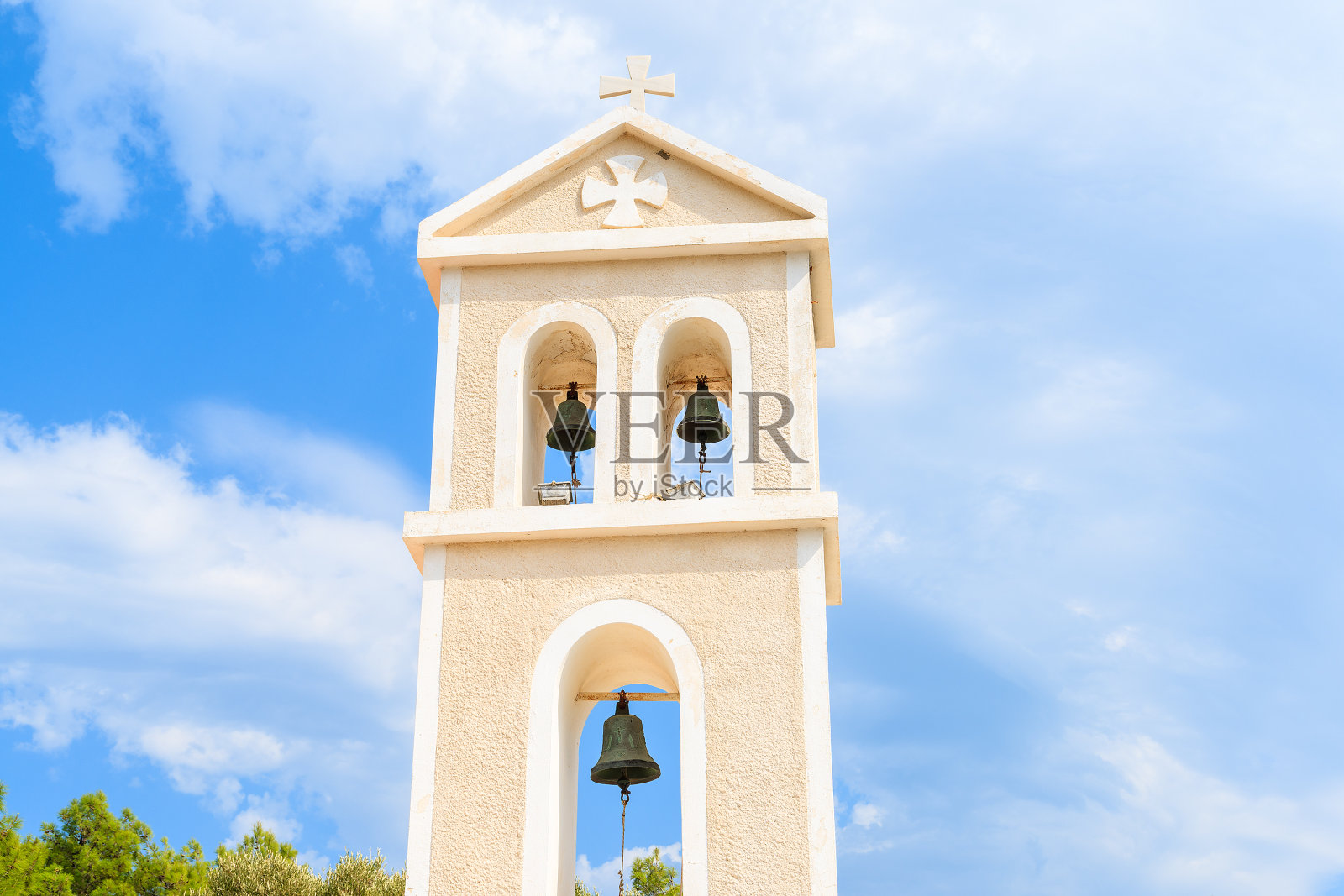 希腊萨摩斯岛，蓝天白云映衬下的典型希腊教堂塔照片摄影图片