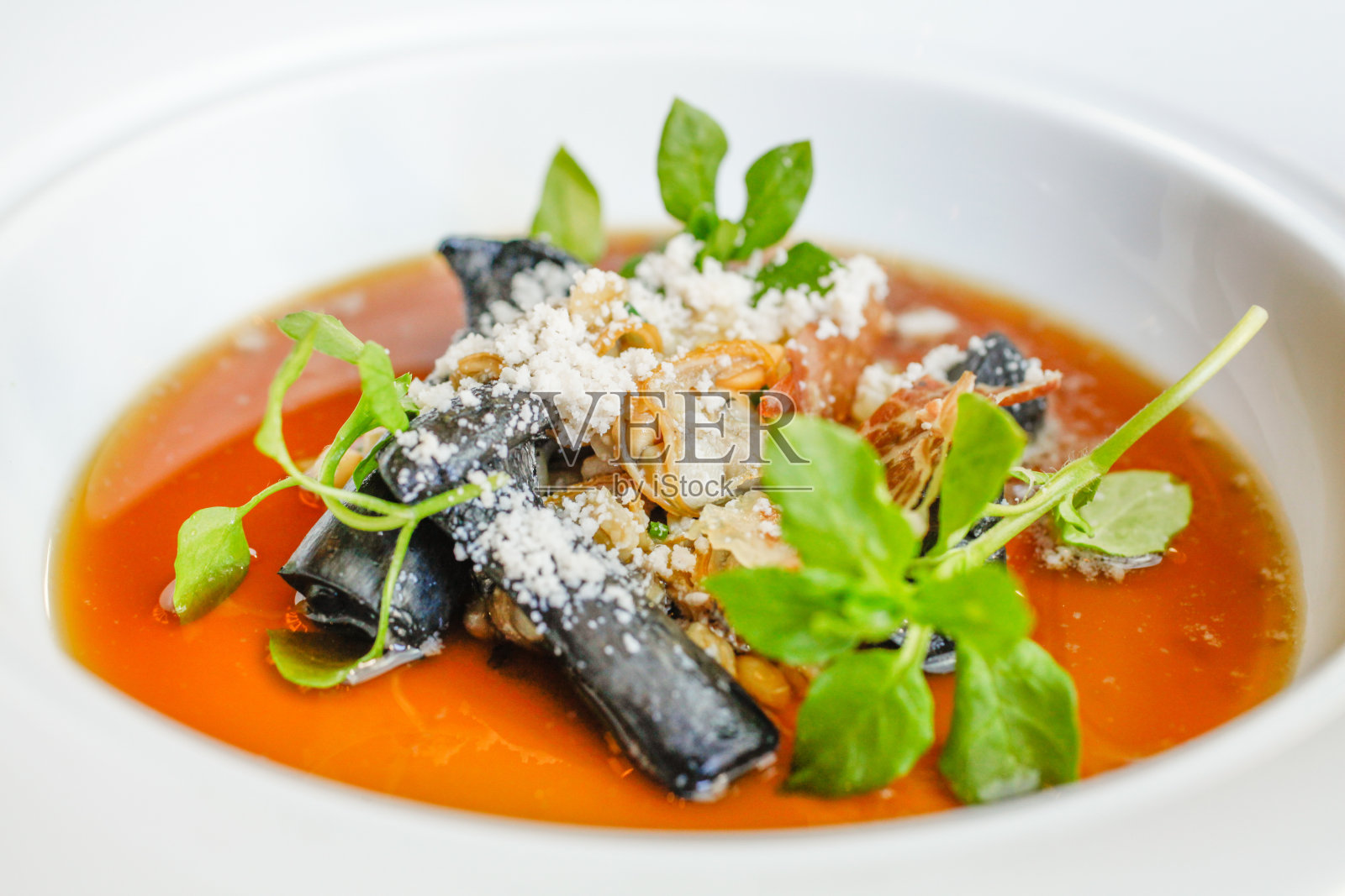 炒皇家喇叭菇，马尼拉蛤，鲣鱼片和照片摄影图片