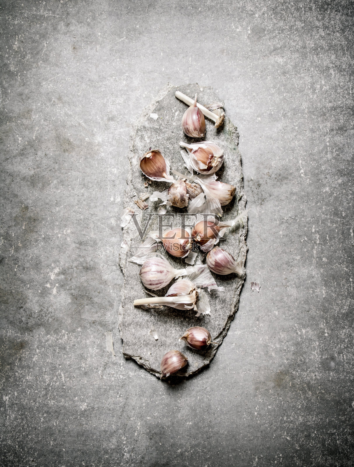 石头架子上的新鲜大蒜照片摄影图片