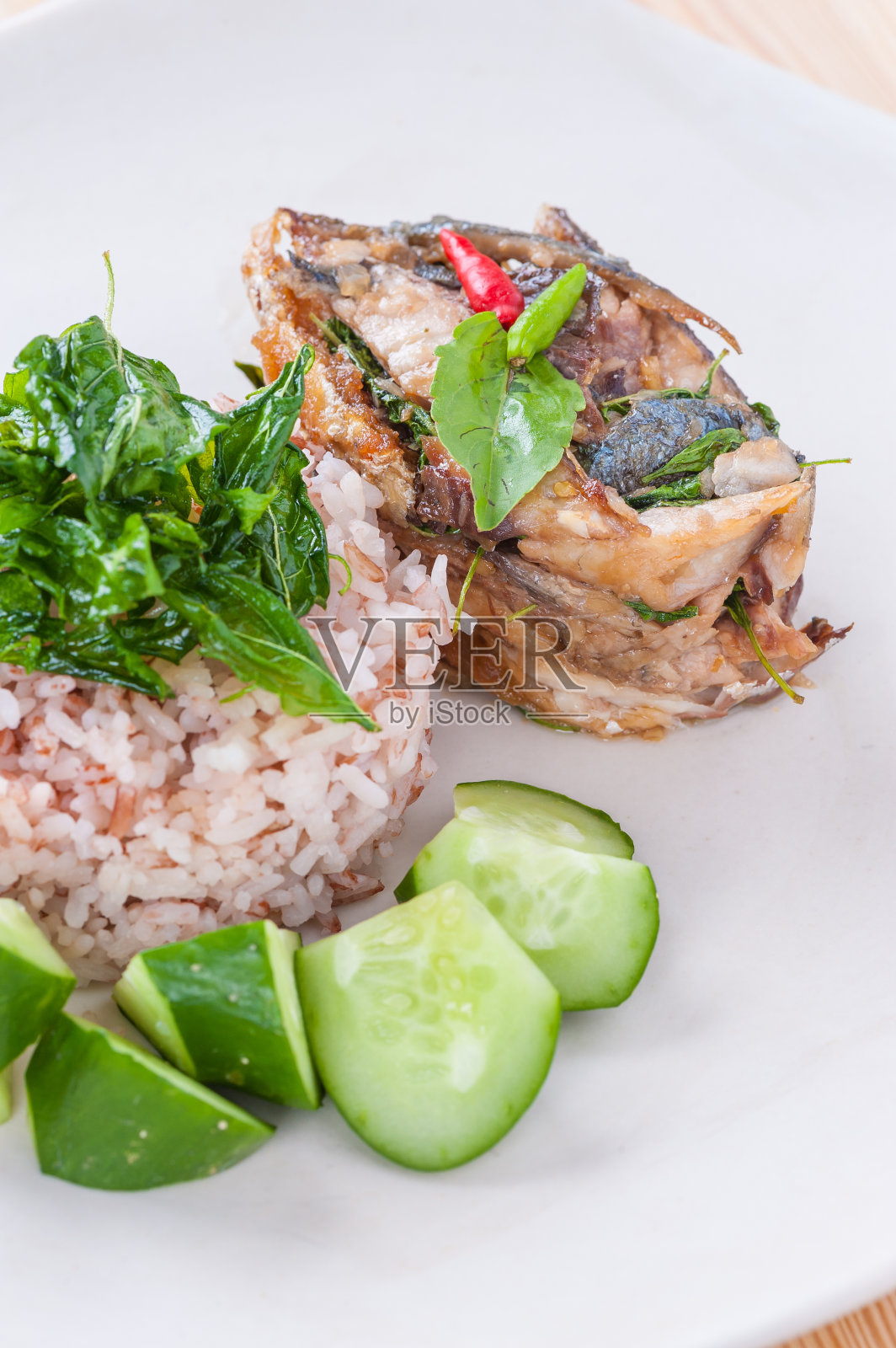 罗勒和鲭鱼照片摄影图片