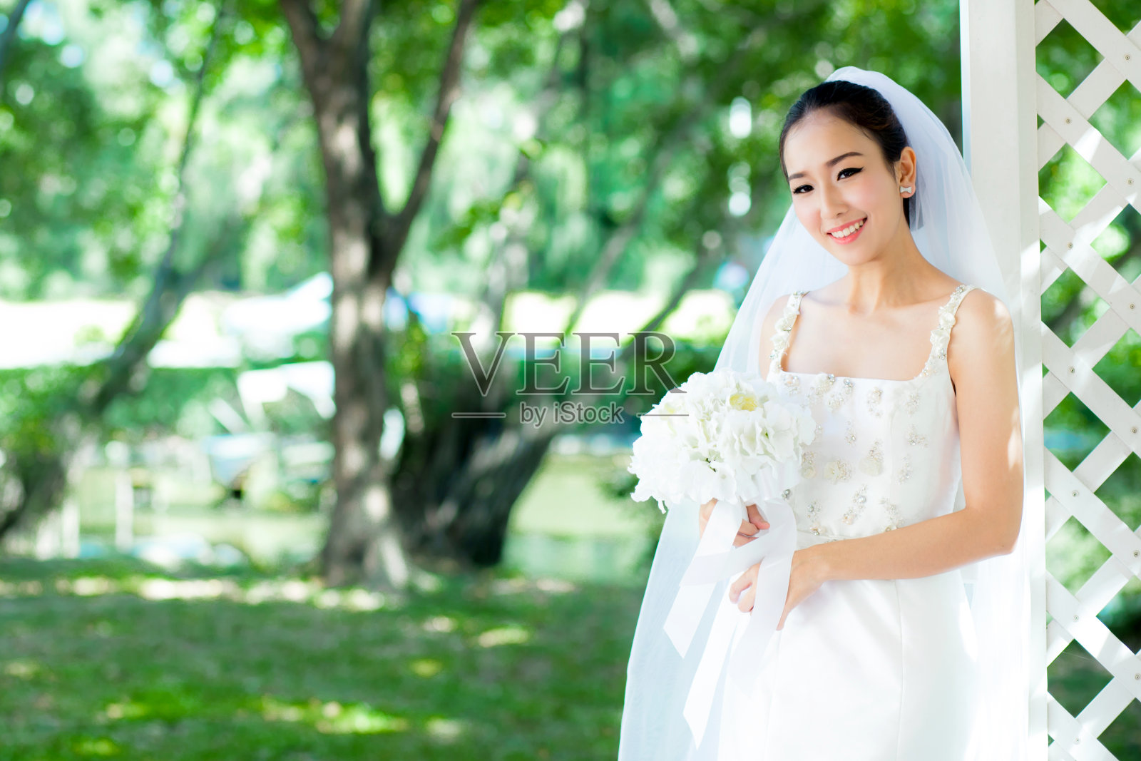 早上在户外的亚洲新娘。照片摄影图片