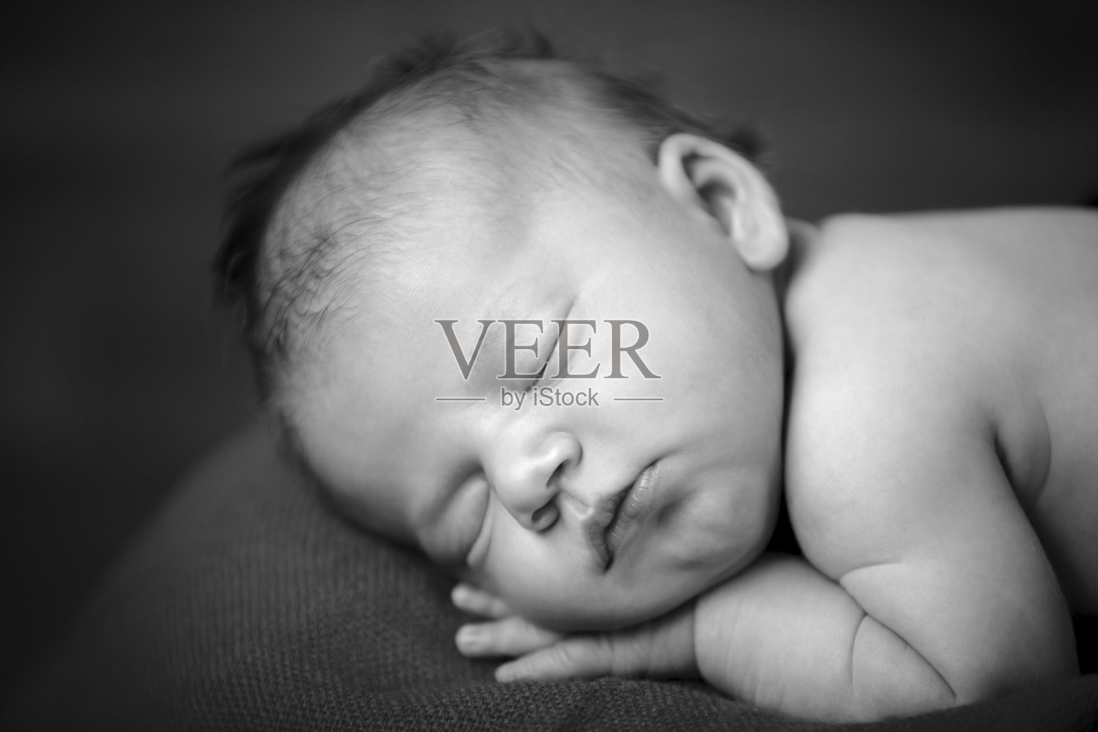 刚出生的女婴照片摄影图片