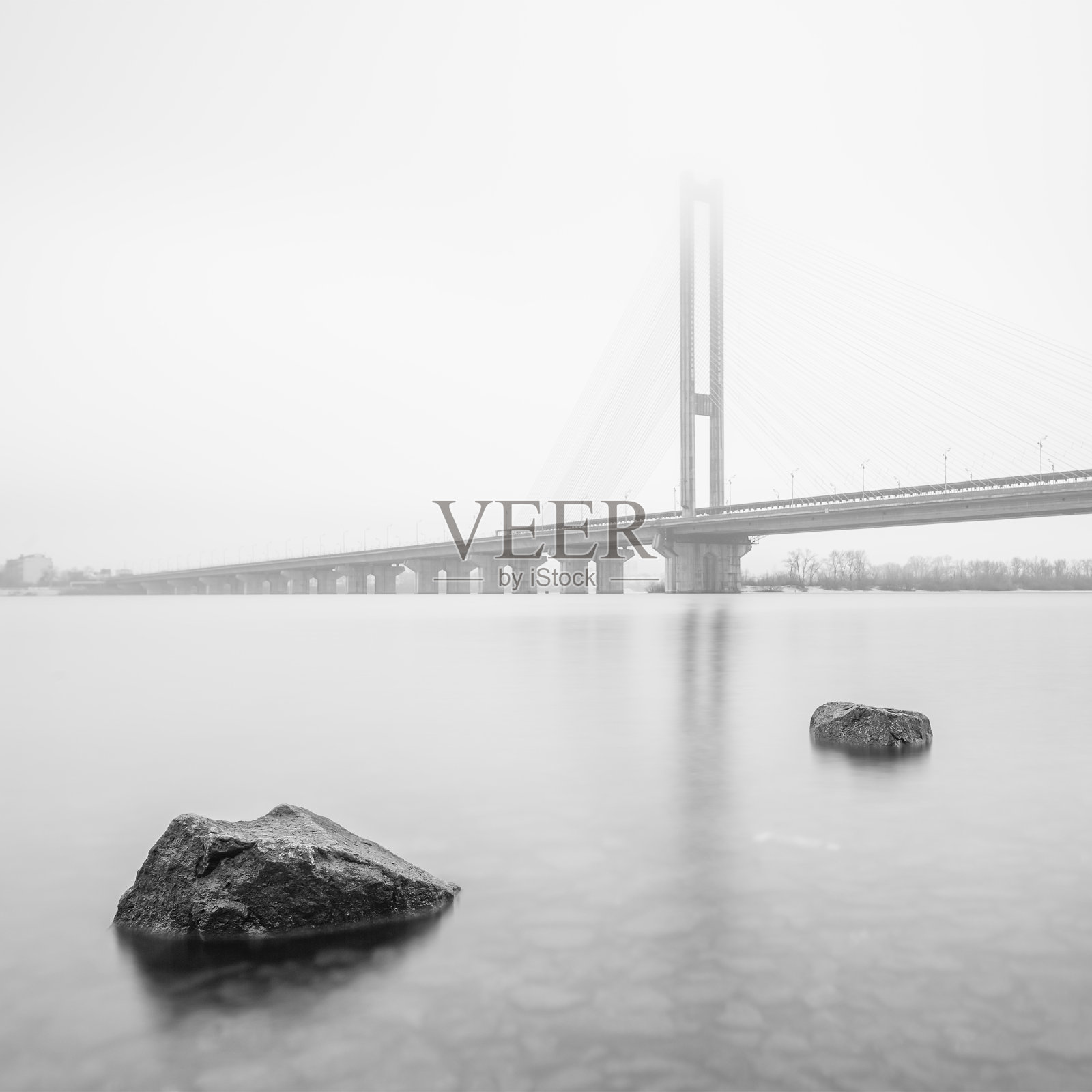 南桥有雾。乌克兰。基辅。照片摄影图片